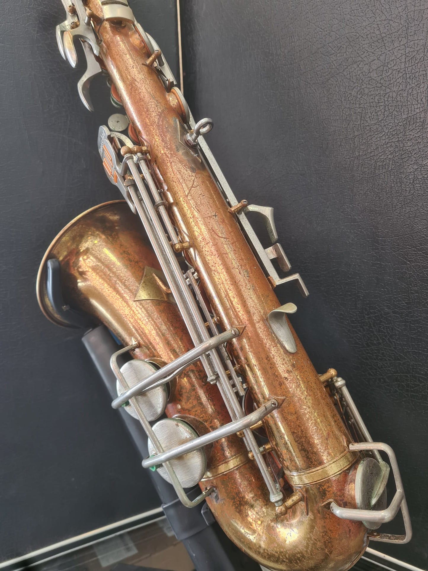 Altsaxophon Buescher 400 Blumen von Costa Instruments, detailreiche Ansicht des goldenen Alto saxofons mit Blumenmuster.