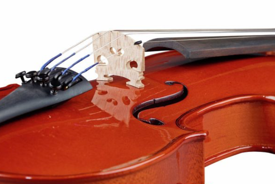 Yamaha Violine für Schüler, 1/4 bis 4/4 Größe, Saiteninstrument von Costa Instruments, detailreiche Nahaufnahme der Geige
