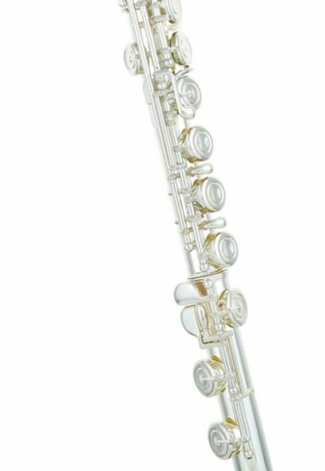 Querflöte Yamaha YFL-212, Blechblasinstrument, mit goldener Oberfläche und Klappen, auf einem weißen Hintergrund.