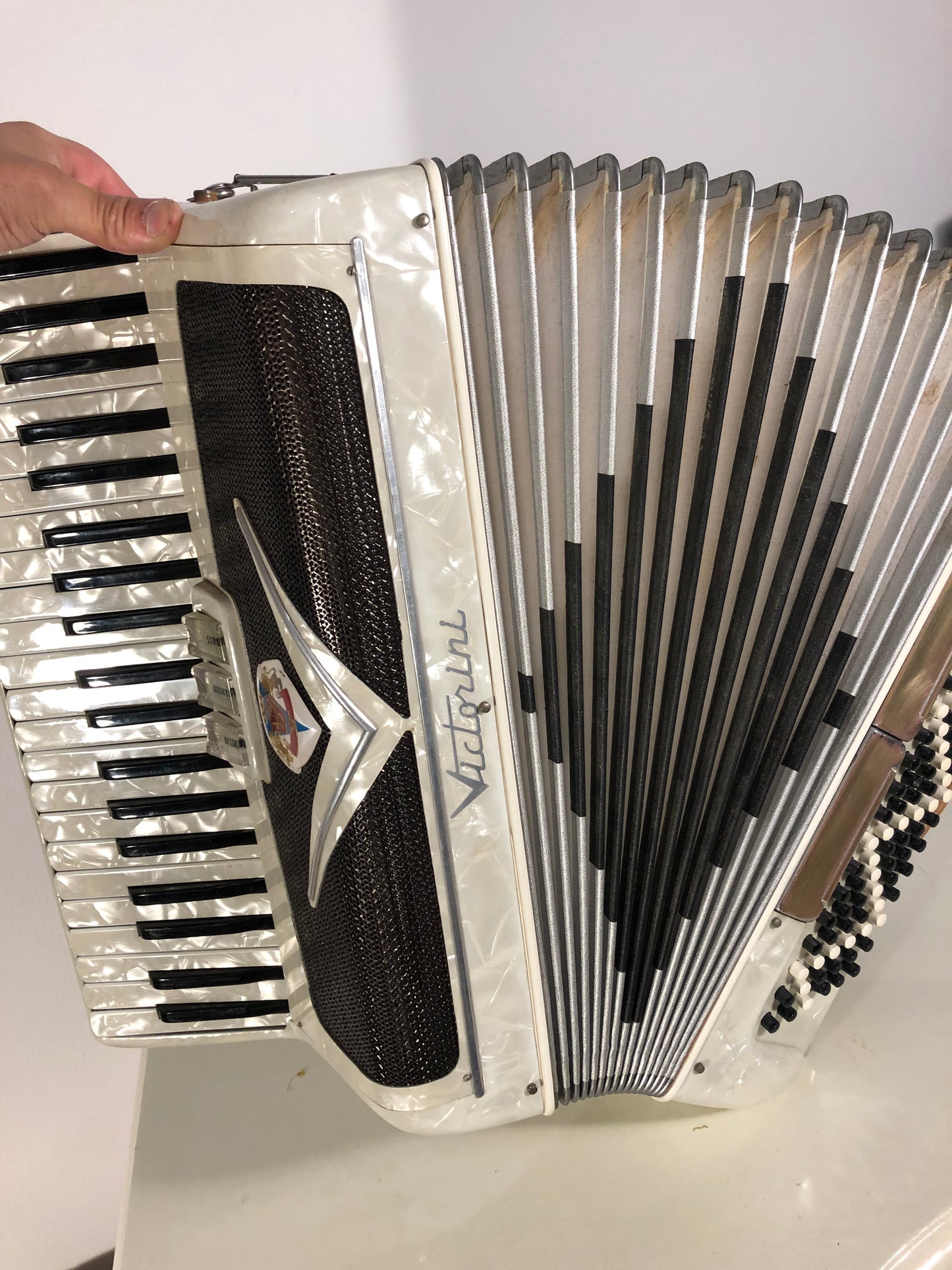 SOLD -Akkordeon Victorini Castelfidardo Weiß 120 bass 3 Register Italien Leichtgewiche - Costa Instruments