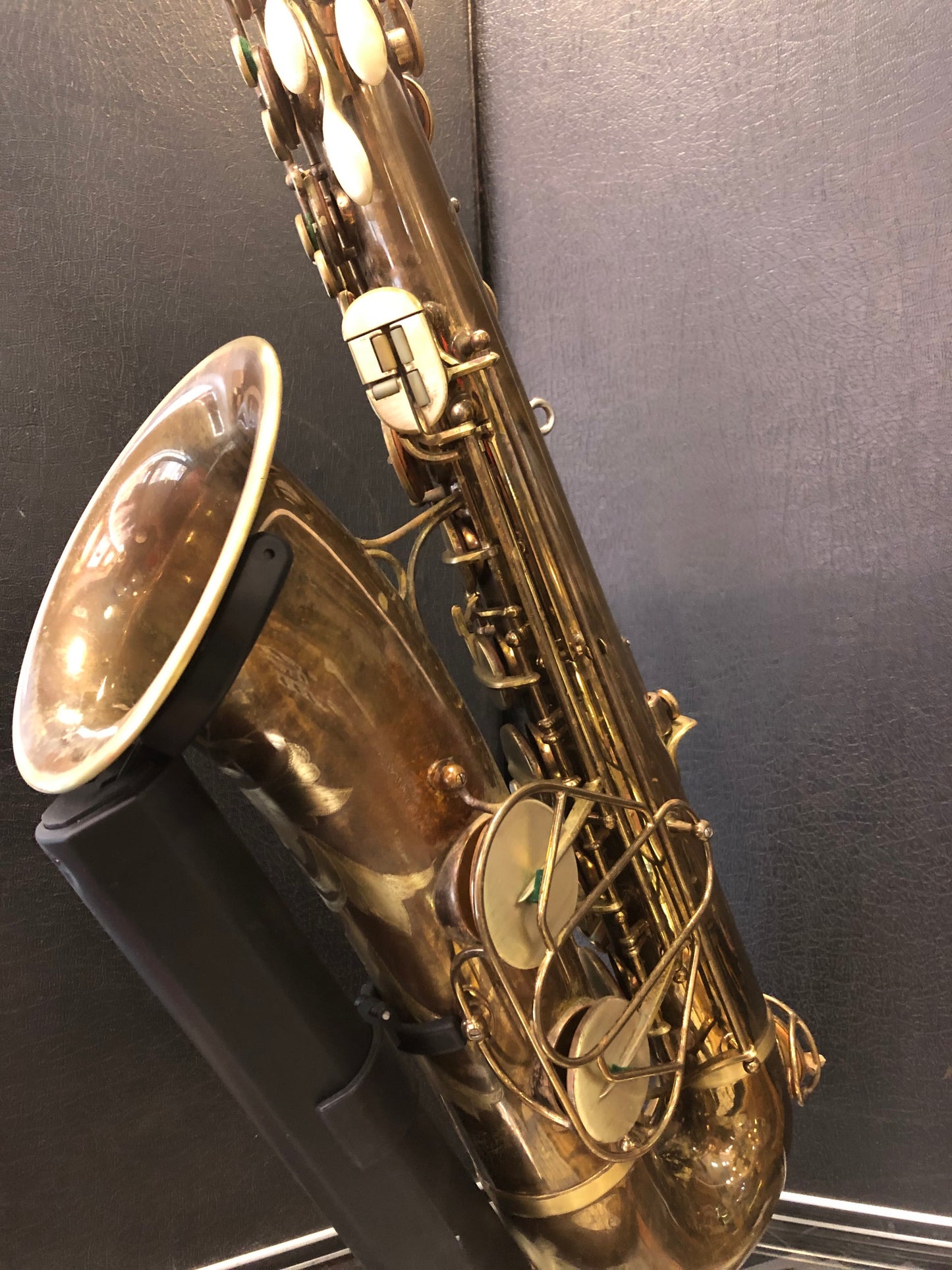 Goldenes Tenorsaxophon Martin Committee mit Blumenmuster, von Costa Instruments, detailreiche Ansicht des Musikinstruments