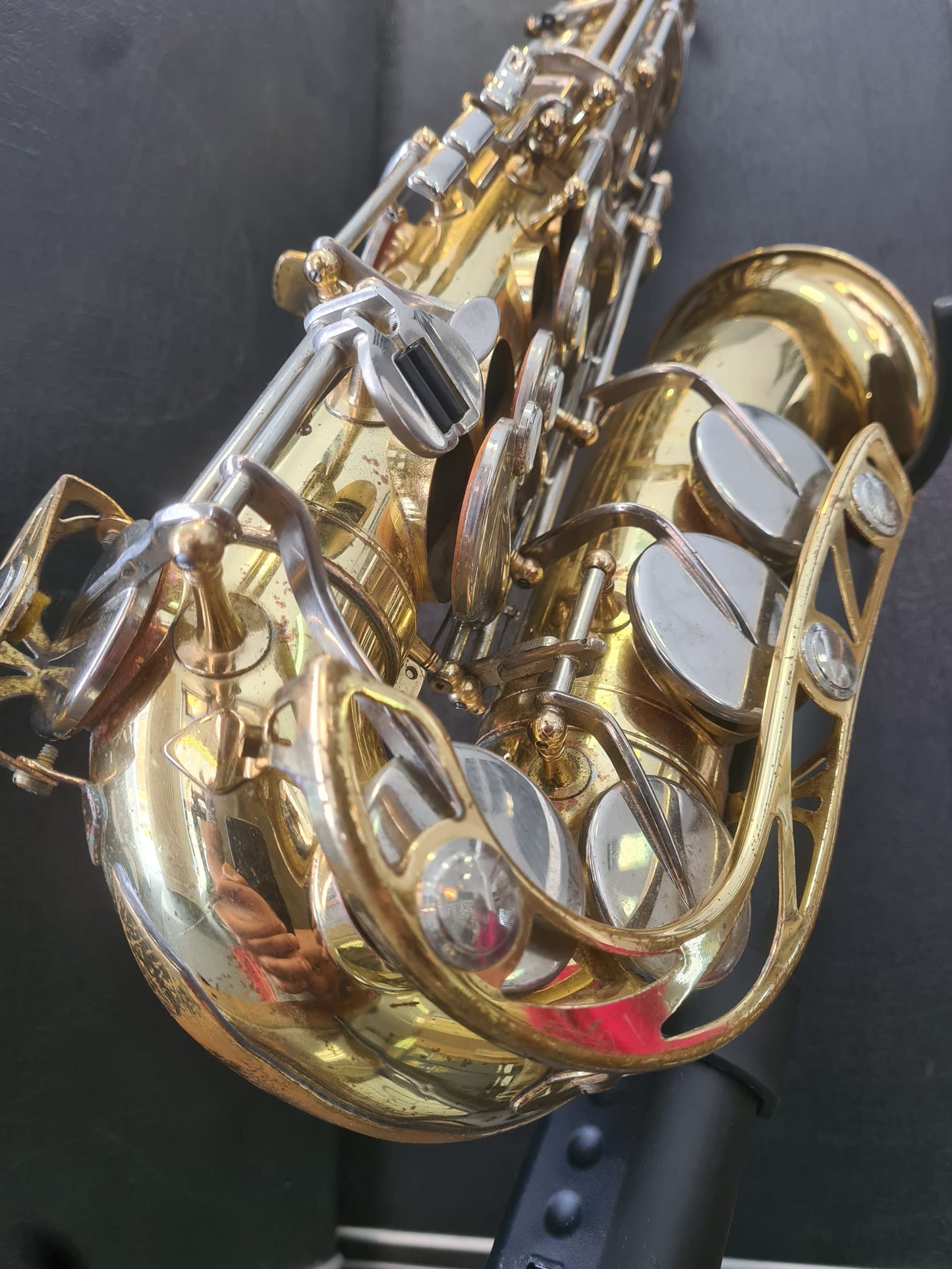 Altsaxophon Yamaha YAS 21 von Costa Instruments, detailreiche Aufnahme des hochwertigen Saxofons.