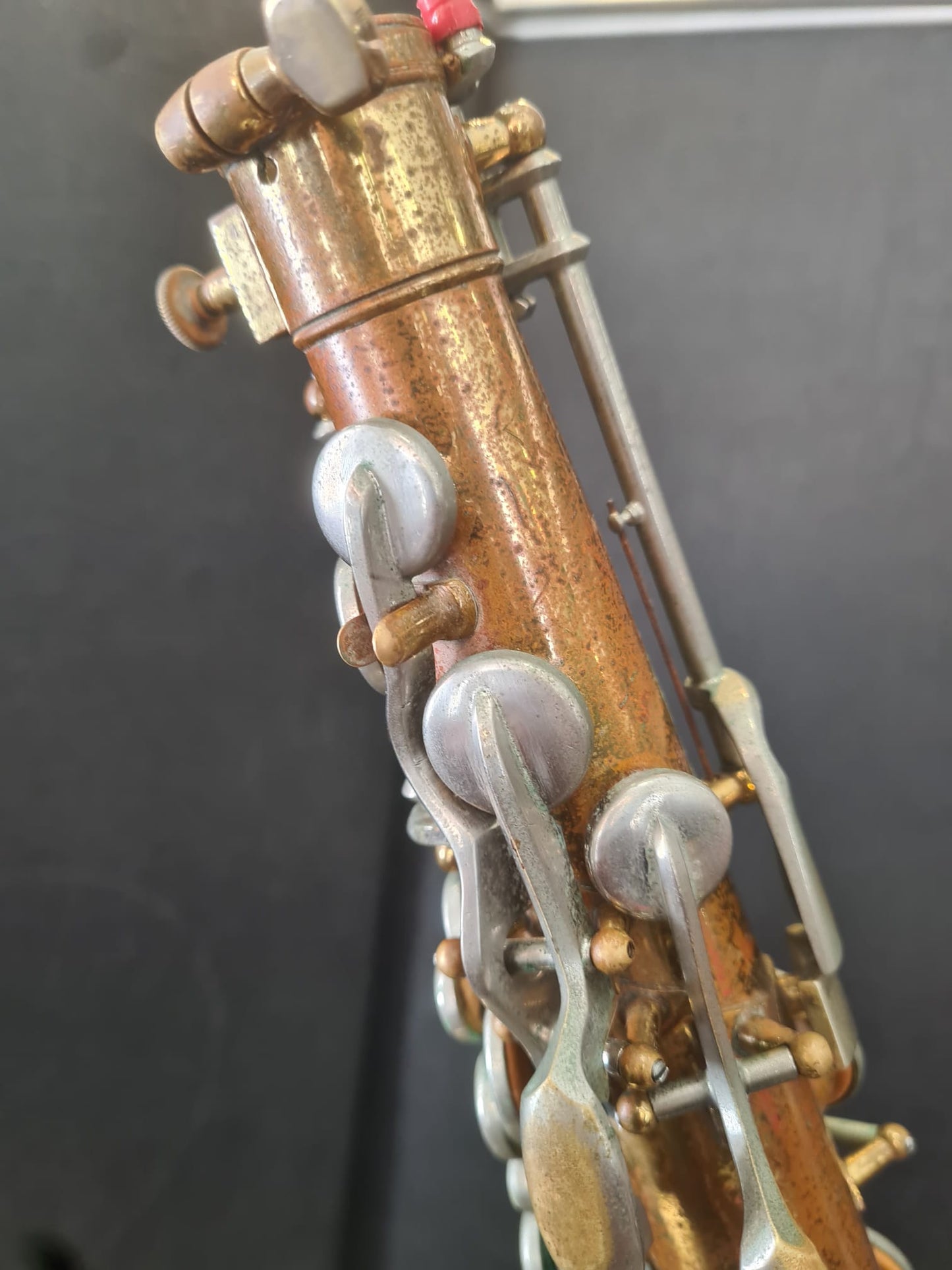Altsaxophon Buescher 400 Blumen von Costa Instruments, detailreiche Ansicht des Altsaxofons mit goldener Oberfläche