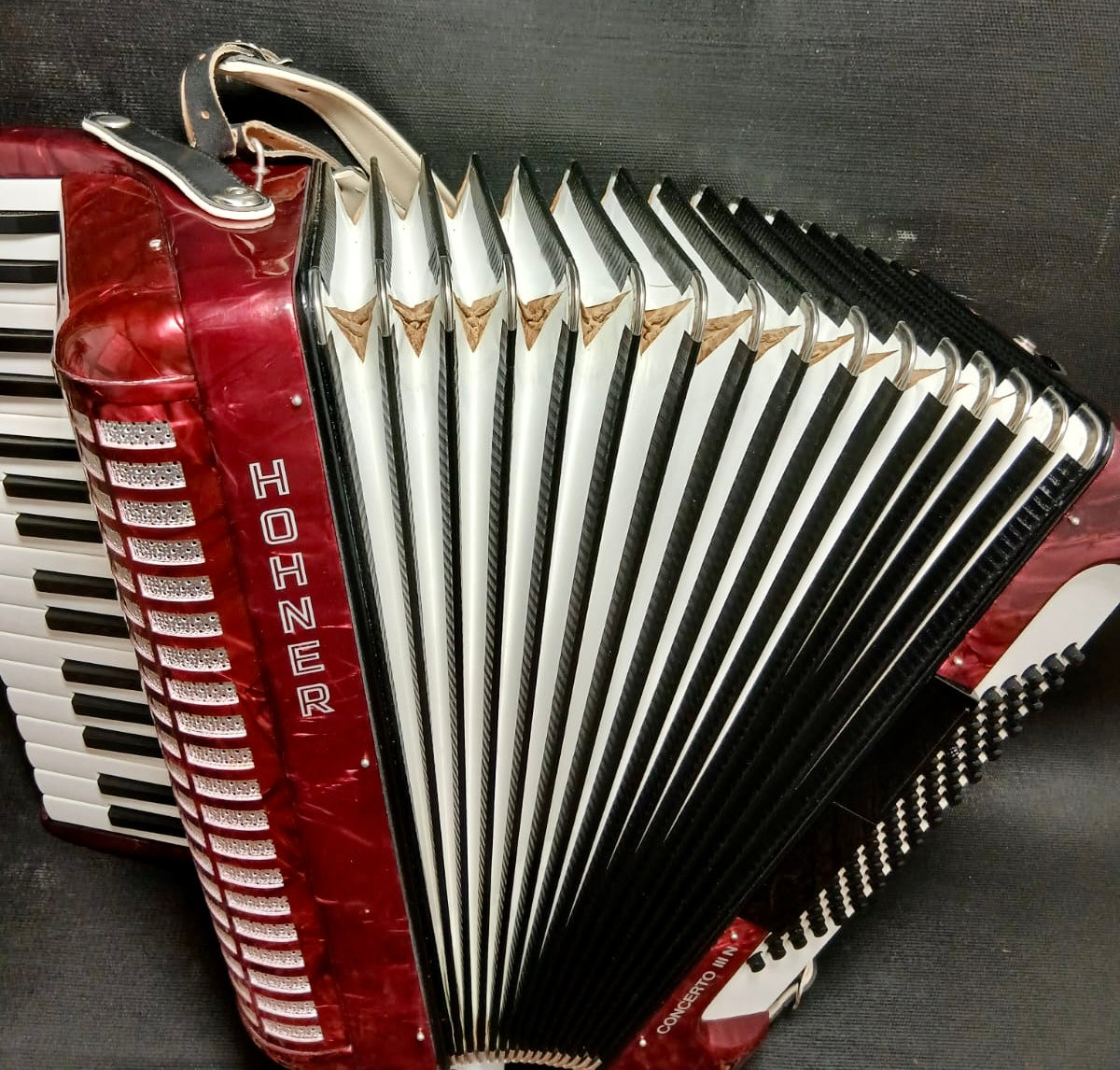 Akkordeon Hohner Concerto III N Rot Koffer mit Garantie