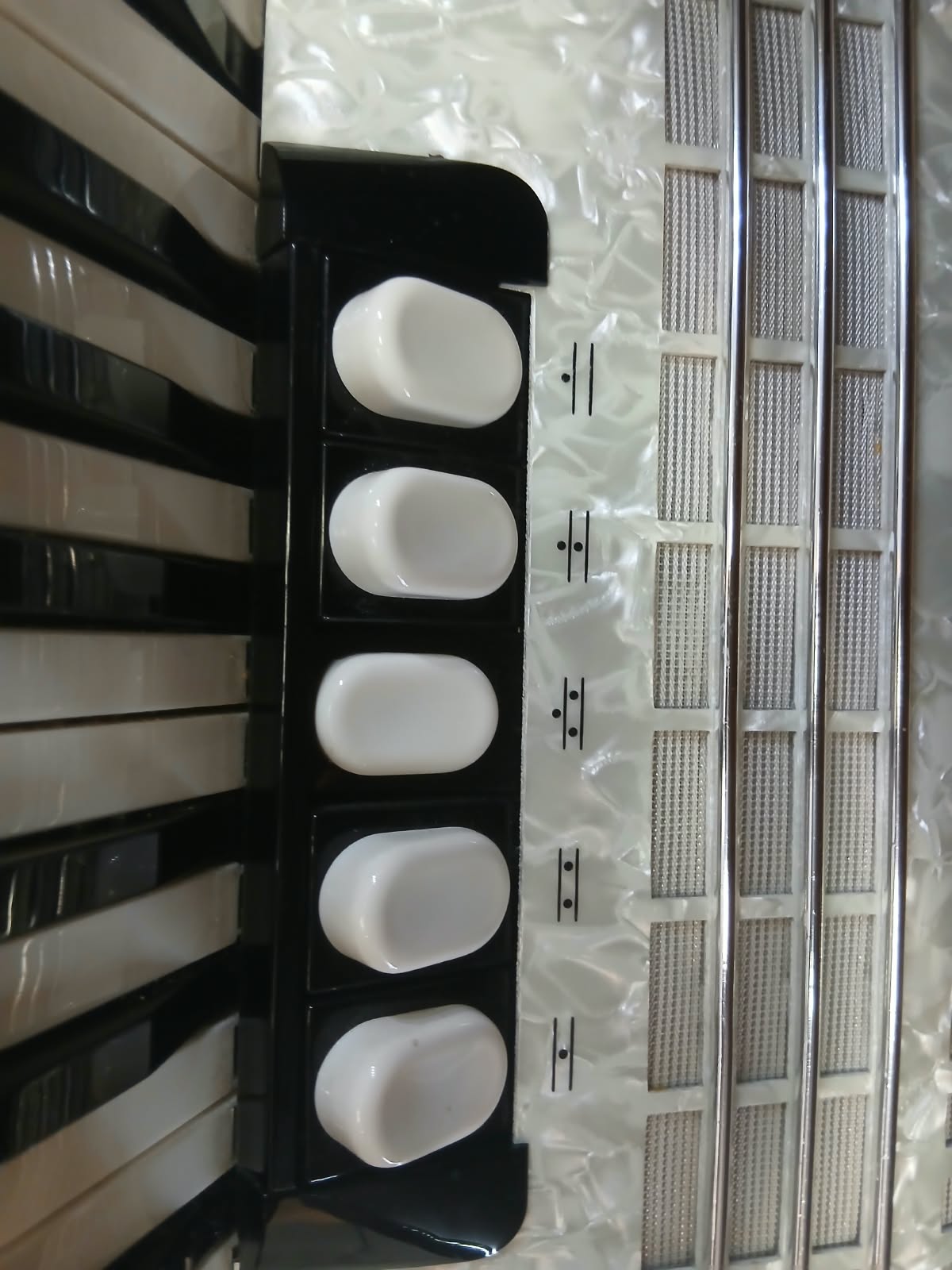 Hohner Akkordeon Weiss CONCERTO III T Perlmutt von Costa Instruments, mit 5 Registern und Koffer, im TOP Zustand