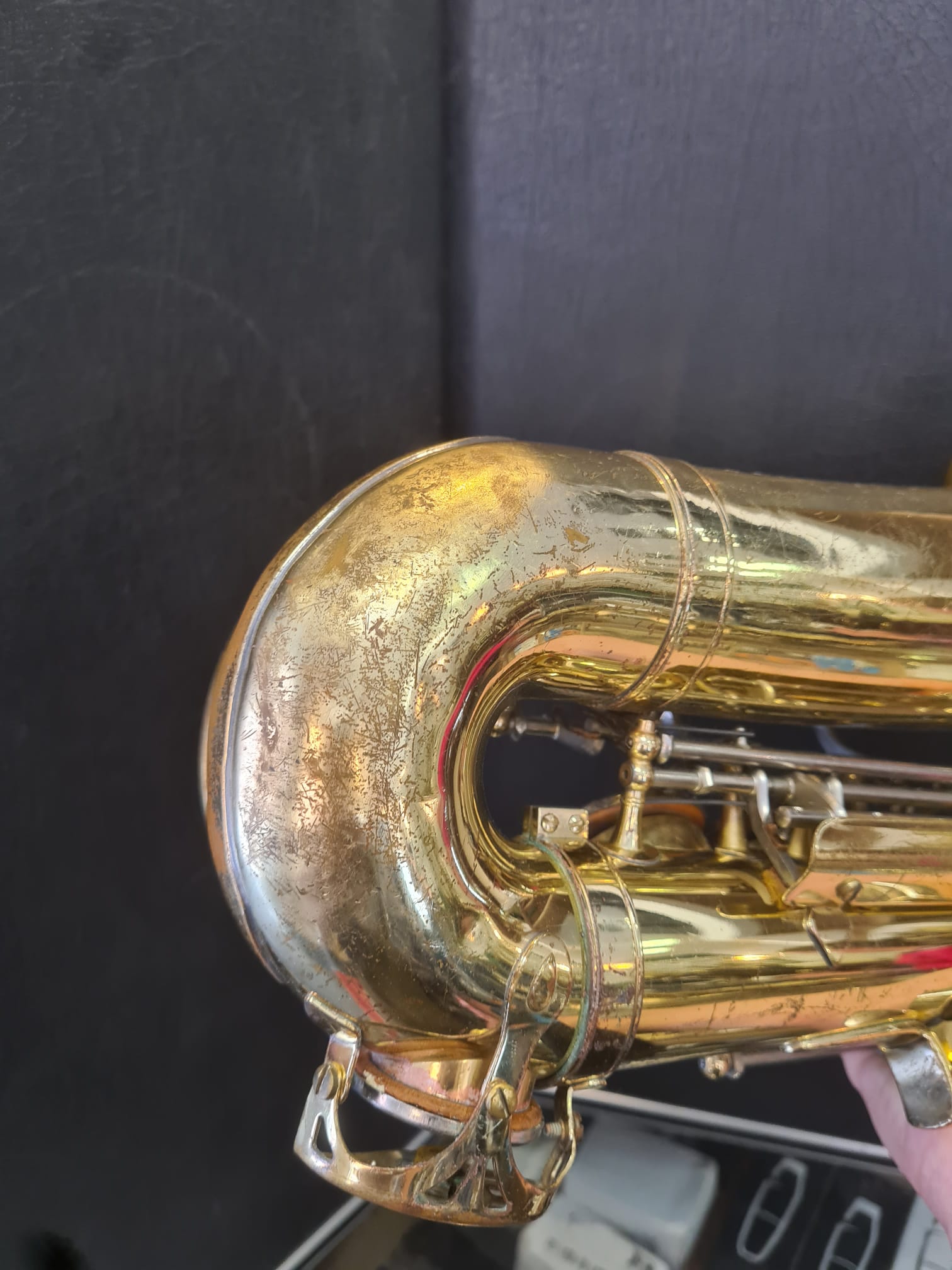 Altsaxophon Yamaha YAS 21 von Costa Instruments, glänzendes Blasinstrument mit Klappen und Mundstück, aufrecht stehend.