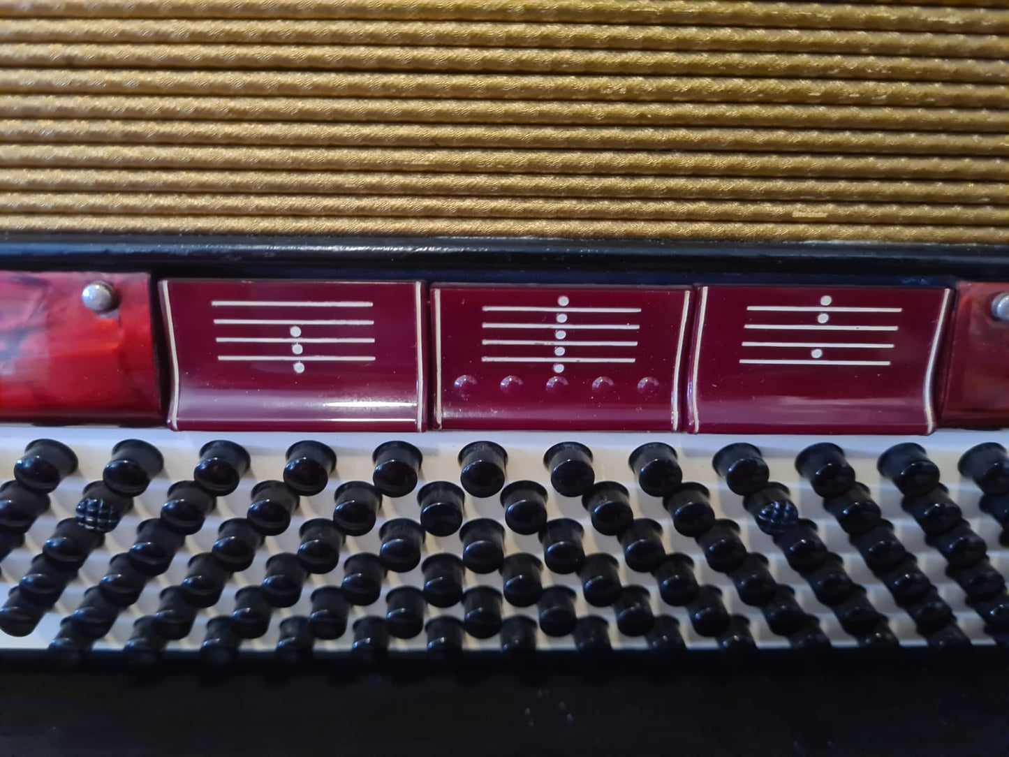 Gebrauchtes Hohner Akkordeon Verdi II M von Costa Instruments mit 96 Bässen und 9 Diskantregistern, rotes Gehäuse, mit Garantie
