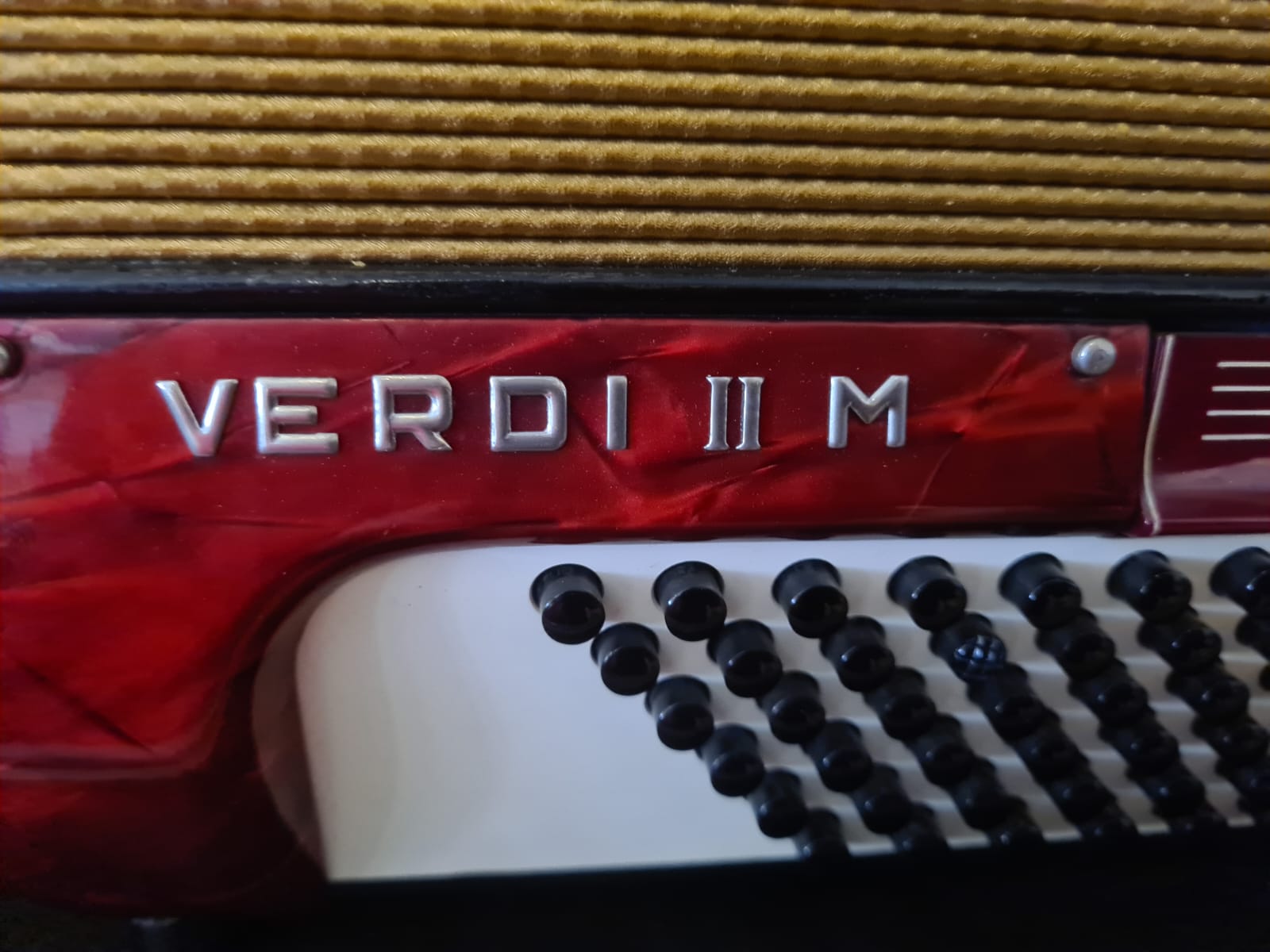 Gebrauchtes Hohner Verdi II Akkordeon von Costa Instruments, rot, mit 96 Bässen und 9 Diskantregistern, sichtbarer Klangkörper