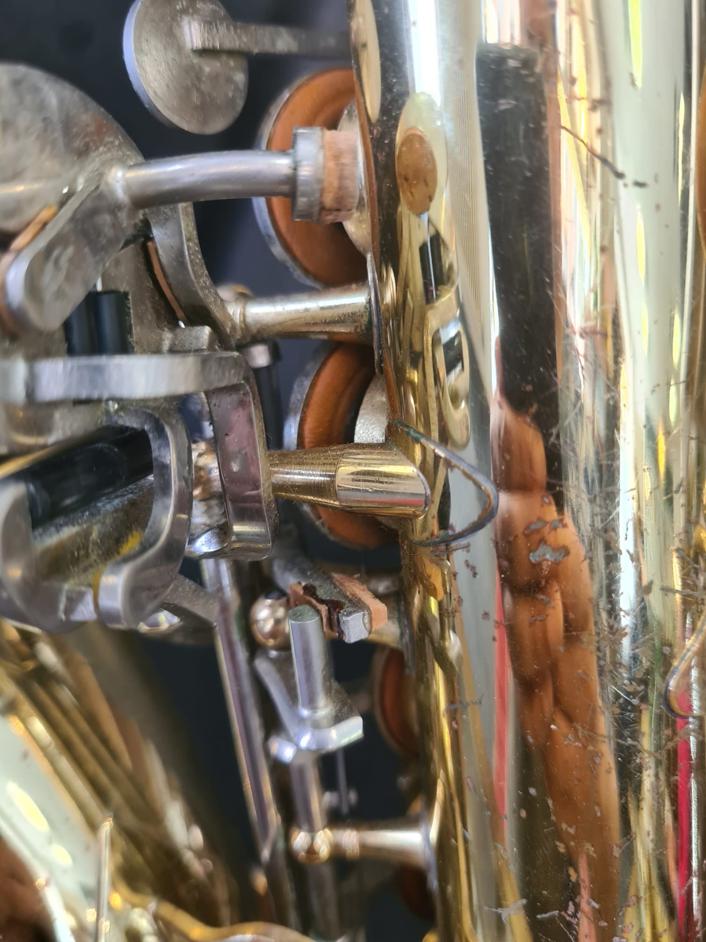 Altsaxophon Yamaha YAS 21 von Costa Instruments, glänzendes Metall, mit Klappen und Mundstück, auf einem schwarzen Hintergrund.