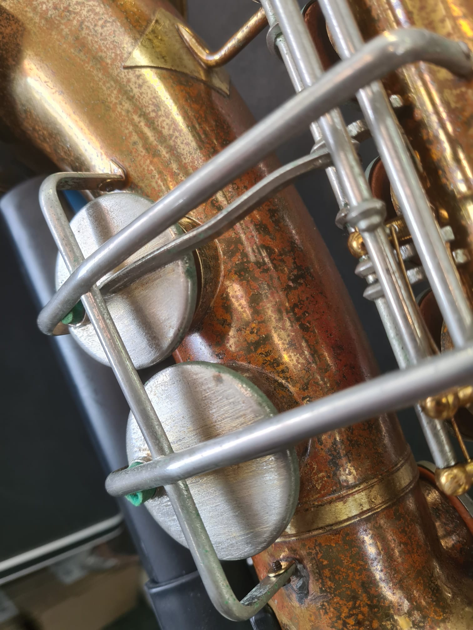 Altsaxophon Buescher 400 Blumen von Costa Instruments, detaillierte Ansicht des goldenen Saxophons mit Blumenmuster