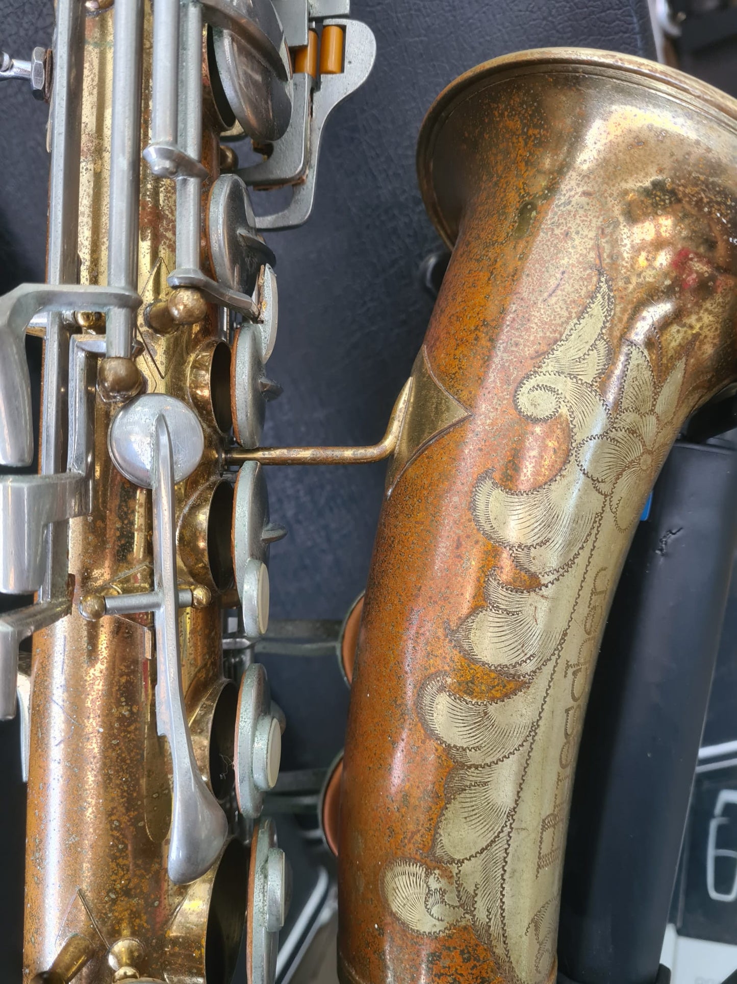Altsaxophon Buescher 400 Blumen von Costa Instruments, detailreiche Ansicht des hochwertigen Altosaxofons in Goldfarben.