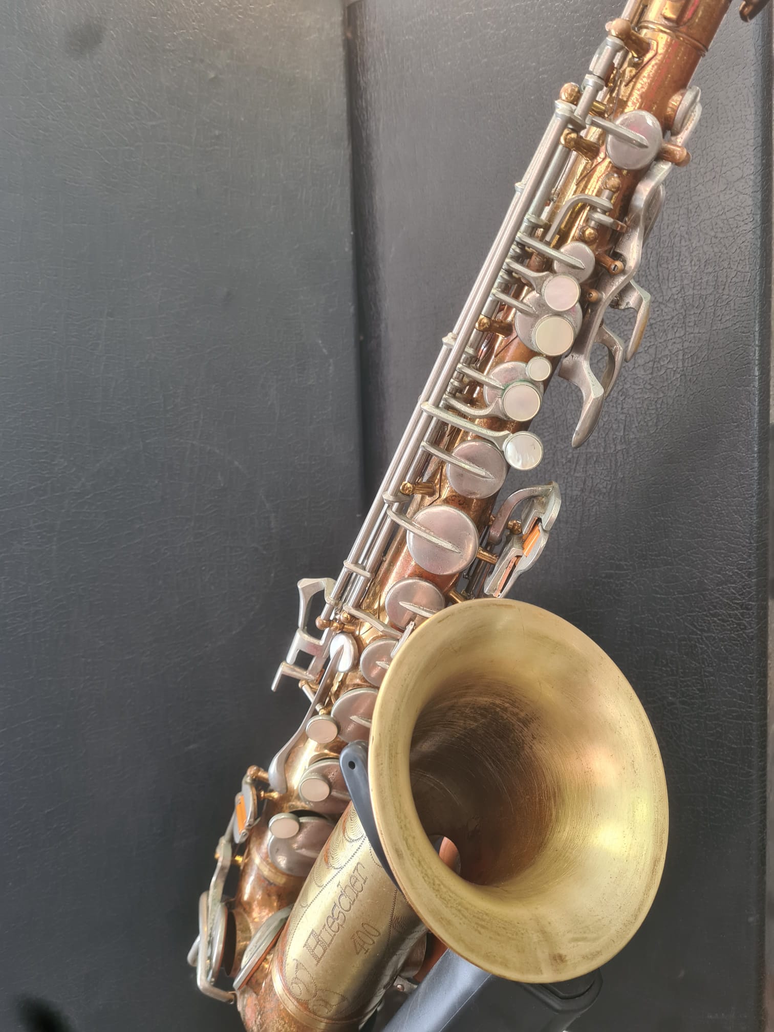 Altsaxophon Buescher 400 Blumen von Costa Instruments, detailliertes Bild des hochwertigen Alto Saxofons in goldener Ausführung
