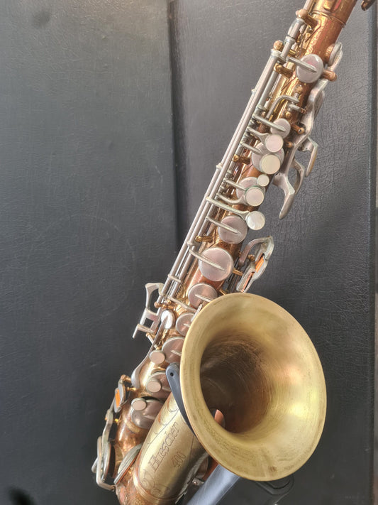 Altsaxophon Buescher 400 Blumen von Costa Instruments, detailliertes Bild des hochwertigen Alto Saxofons in goldener Ausführung