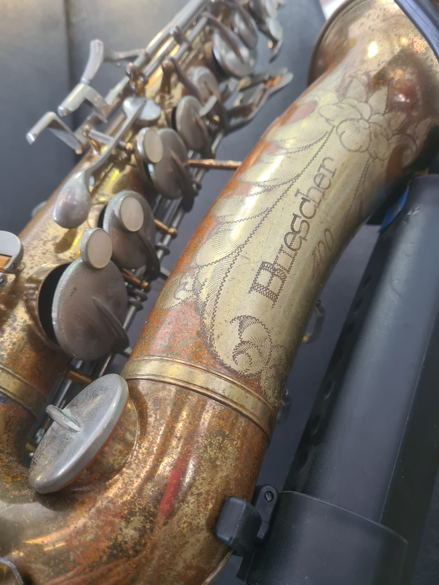 Altsaxophon Buescher 400 Blumen von Costa Instruments, hochwertiges Altsaxophon mit eleganten Blumen-Designs, für professionelle Musiker