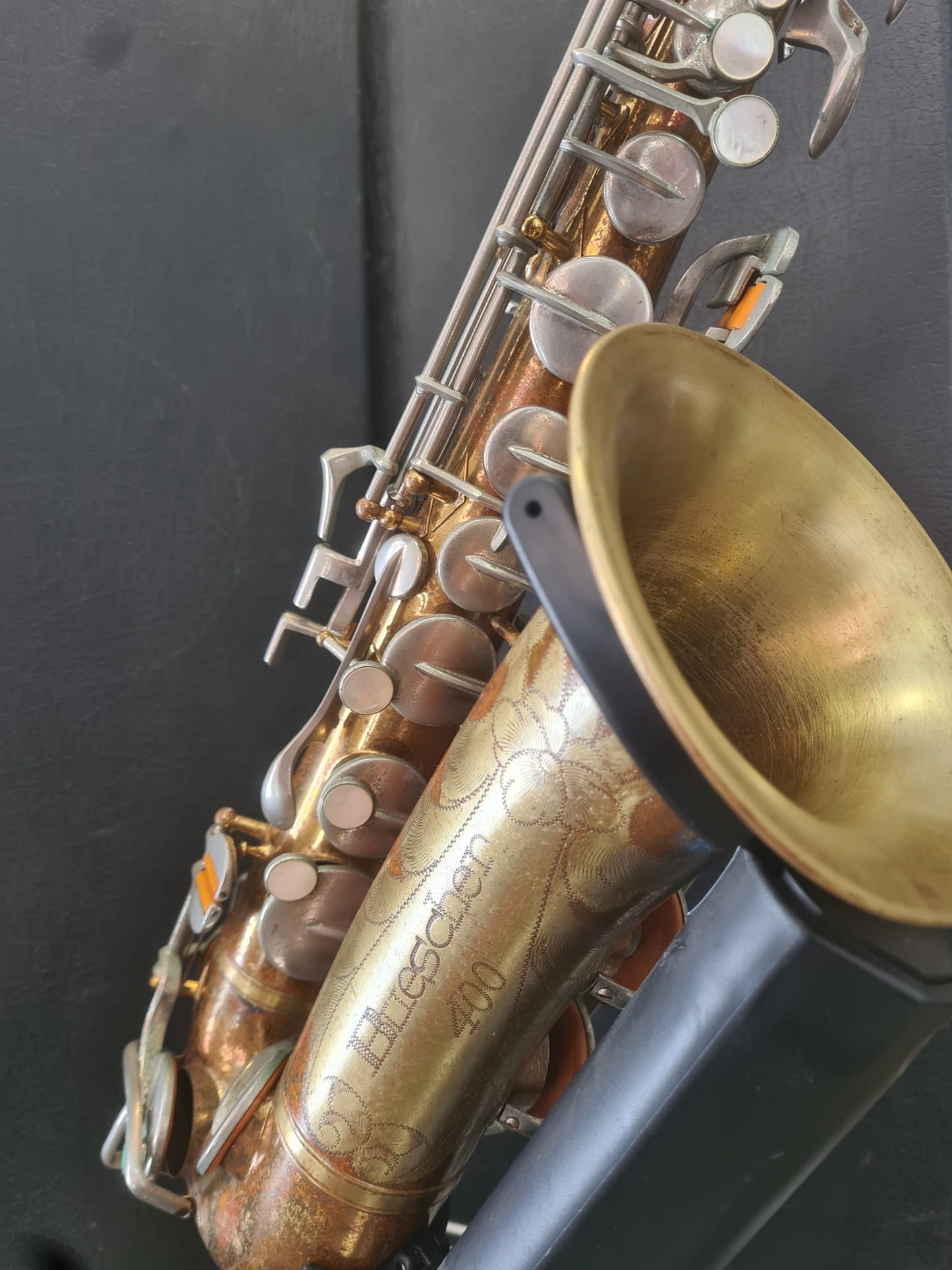 Altsaxophon Buescher 400 Blumen von Costa Instruments, elegantes Altsaxophon mit Blumenmuster, Nahaufnahme, deutsches Design