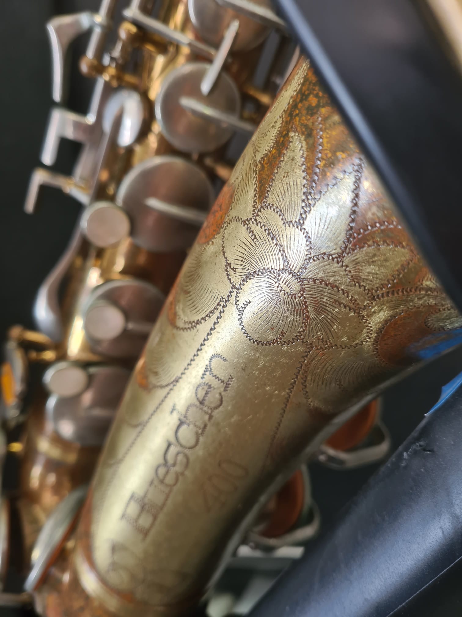 Altsaxophon Buescher 400 Blumen von Costa Instruments, detailreiche Aufnahme des klassischen Alto Saxofons in Goldoptik