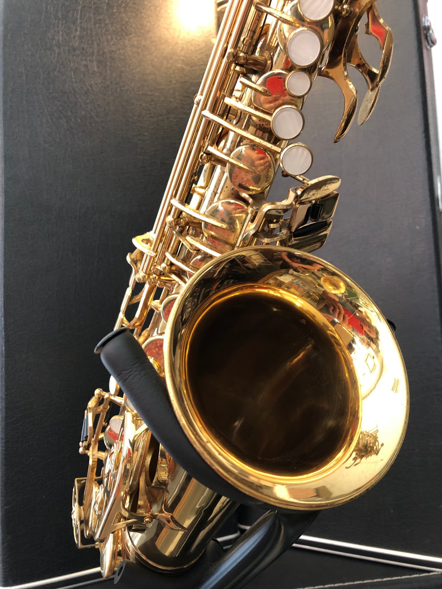 Gebrauchtes Altsaxophon Buffet Crampon Evette von Costa Instruments, Anfängerinstrument, sichtbares glänzendes Messing, Klappen und Mundstück