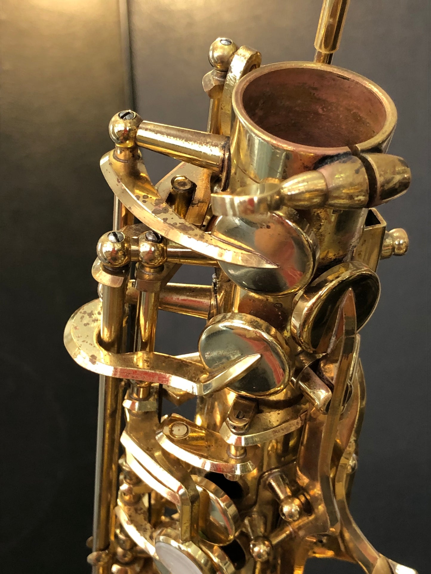 Gebrauchtes Altsaxophon Buffet Crampon Evette von Costa Instruments, geeignet für Anfänger, mit Goldlack-Finish und Klappen.