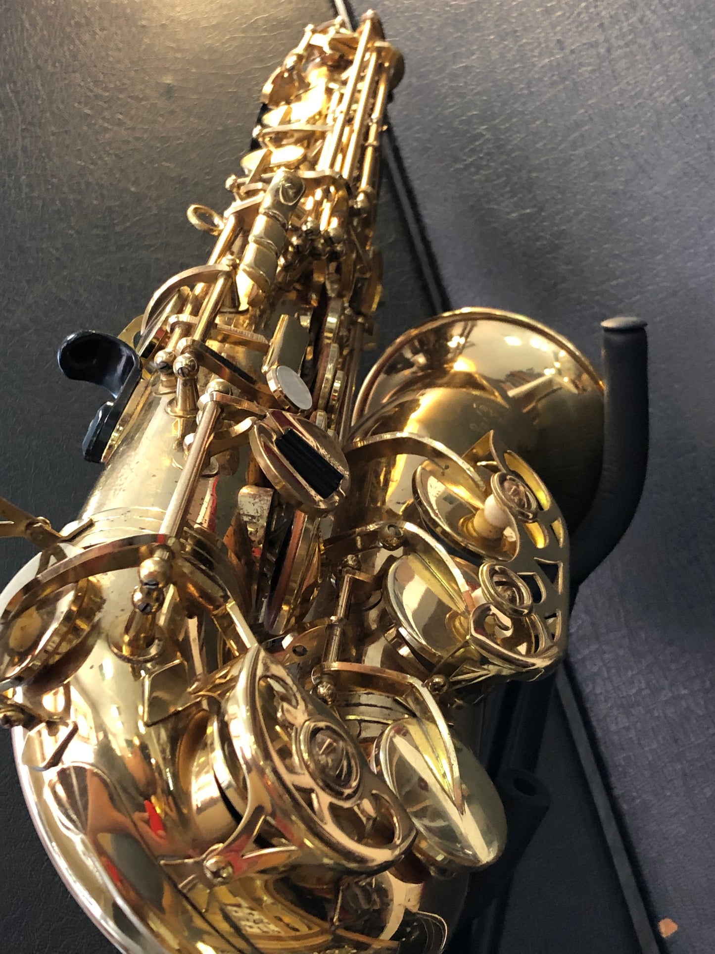 Gebrauchtes Altsaxophon Buffet Crampon Evette von Costa Instruments, Anfängerinstrument, sichtbare goldene Metalloberfläche und Klappen