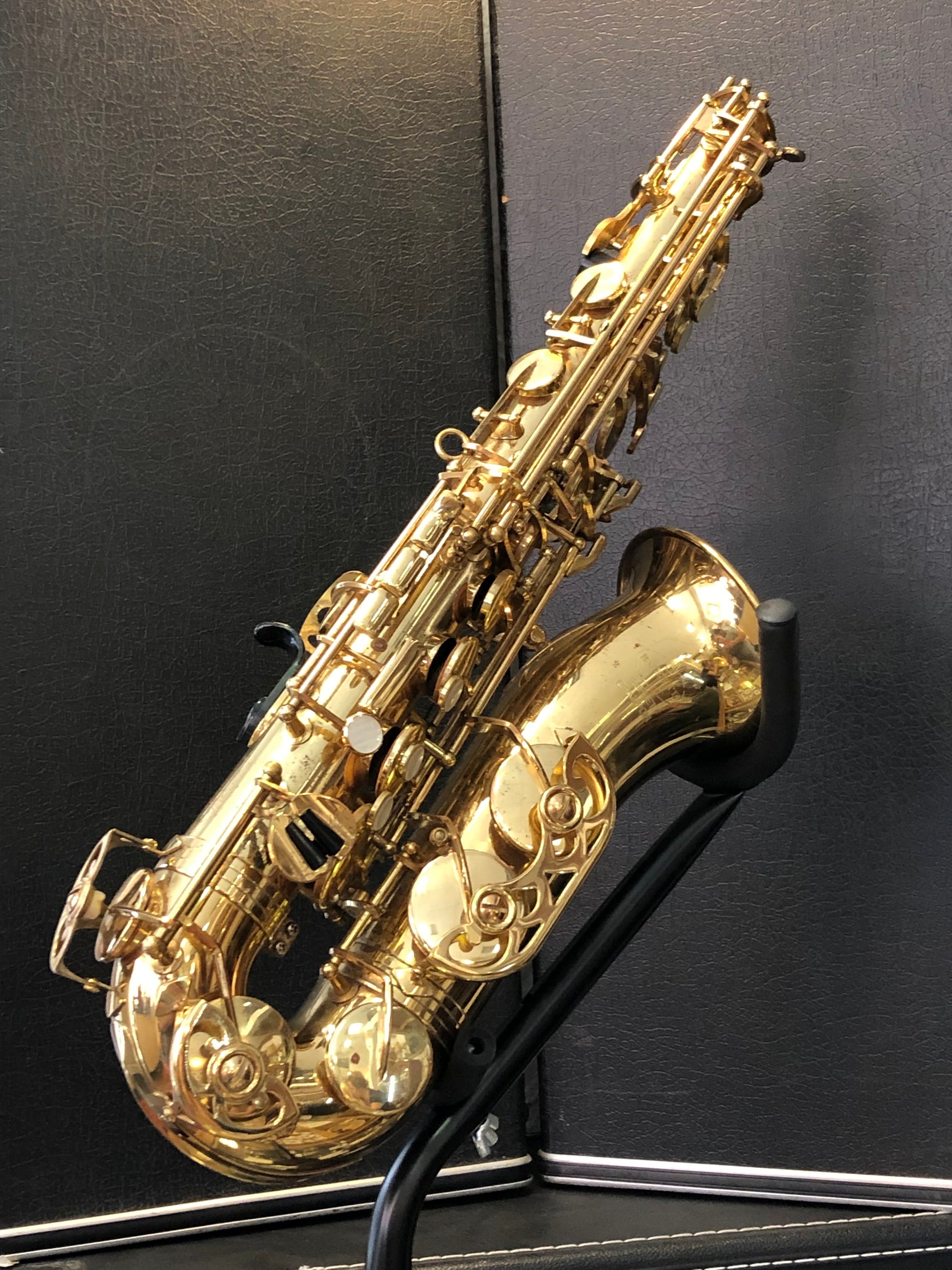 Gebrauchtes Altsaxophon Buffet Crampon Evette von Costa Instruments, ideal für Anfänger, sichtbares Instrument mit goldener Oberfläche.