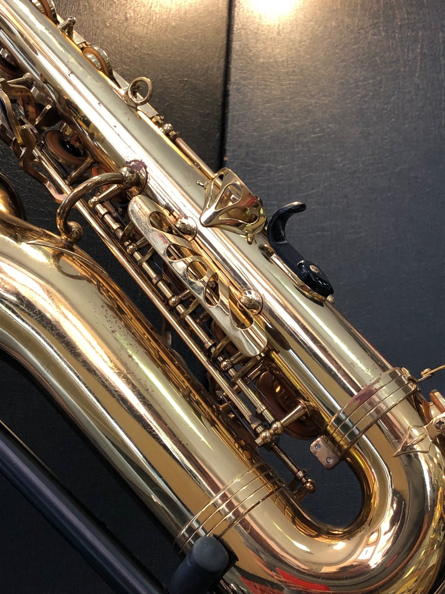 Gebrauchtes Altsaxophon Buffet Crampon Evette von Costa Instruments, Anfängerinstrument, sichtbare goldene Oberfläche und Klappen