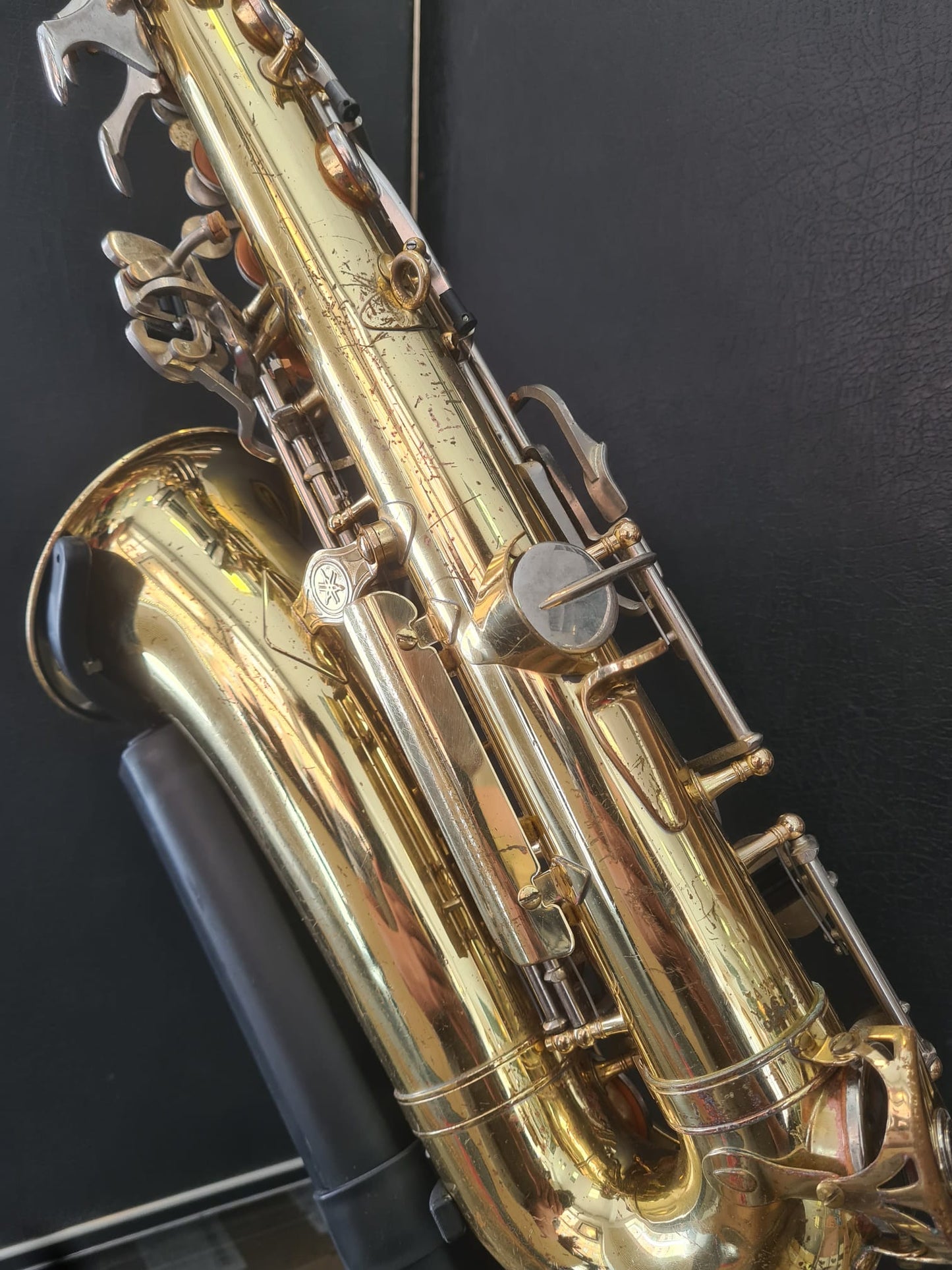Altsaxophon Yamaha YAS 21 von Costa Instruments, glänzendes Instrument mit goldener Oberfläche, sichtbar mit Mundstück und Klappen.