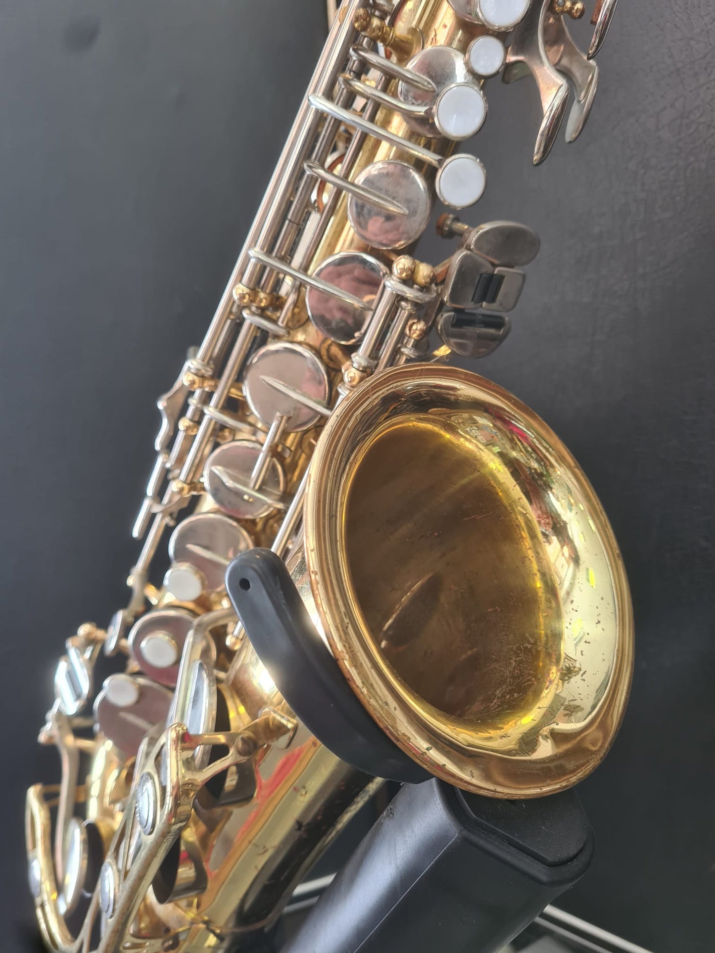 Altsaxophon Yamaha YAS 21 von Costa Instruments, glänzendes Altsaxophon mit goldener Oberfläche, detailreiche Ansicht.