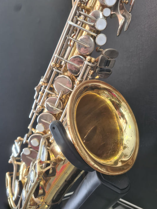 Altsaxophon Yamaha YAS 21 von Costa Instruments, glänzendes Altsaxophon mit goldener Oberfläche, detailreiche Ansicht.