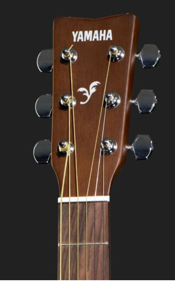Yamaha Westerngitarre F310P aus Fichte mit Tasche und Stimmgerät, für Anfänger, zeigt die Gitarre auf einem Bildschirm.