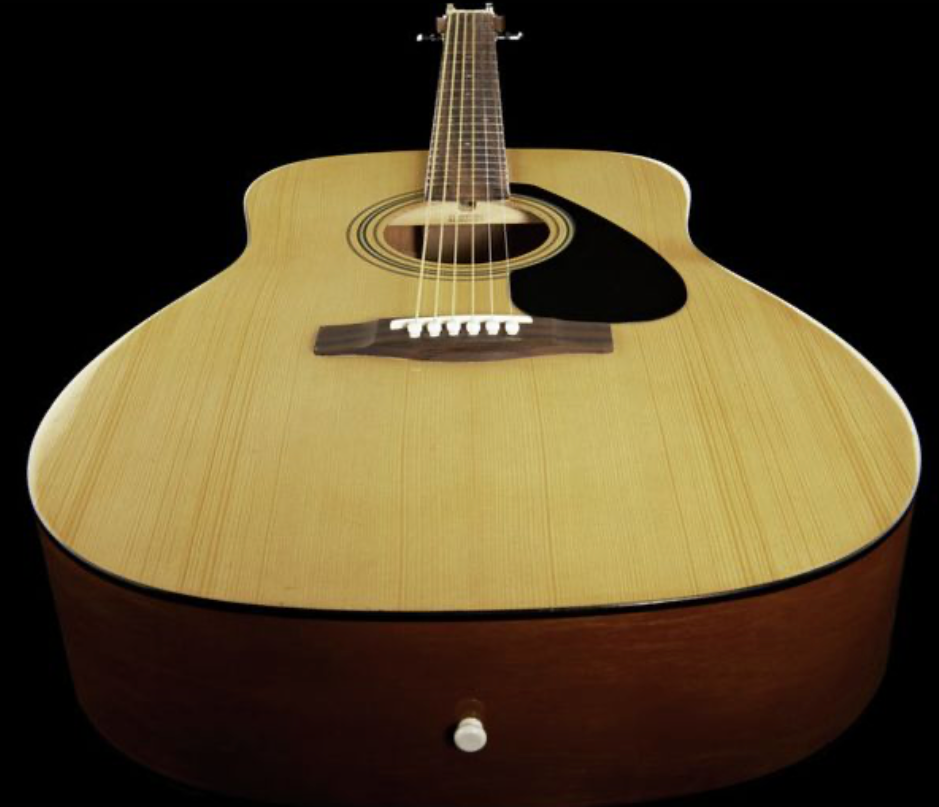 Yamaha Westerngitarre F310P aus Fichte mit Tasche und Stimmgerät, natürliche Holzmaserung, zeigt die Gitarre im Nahaufnahmebild