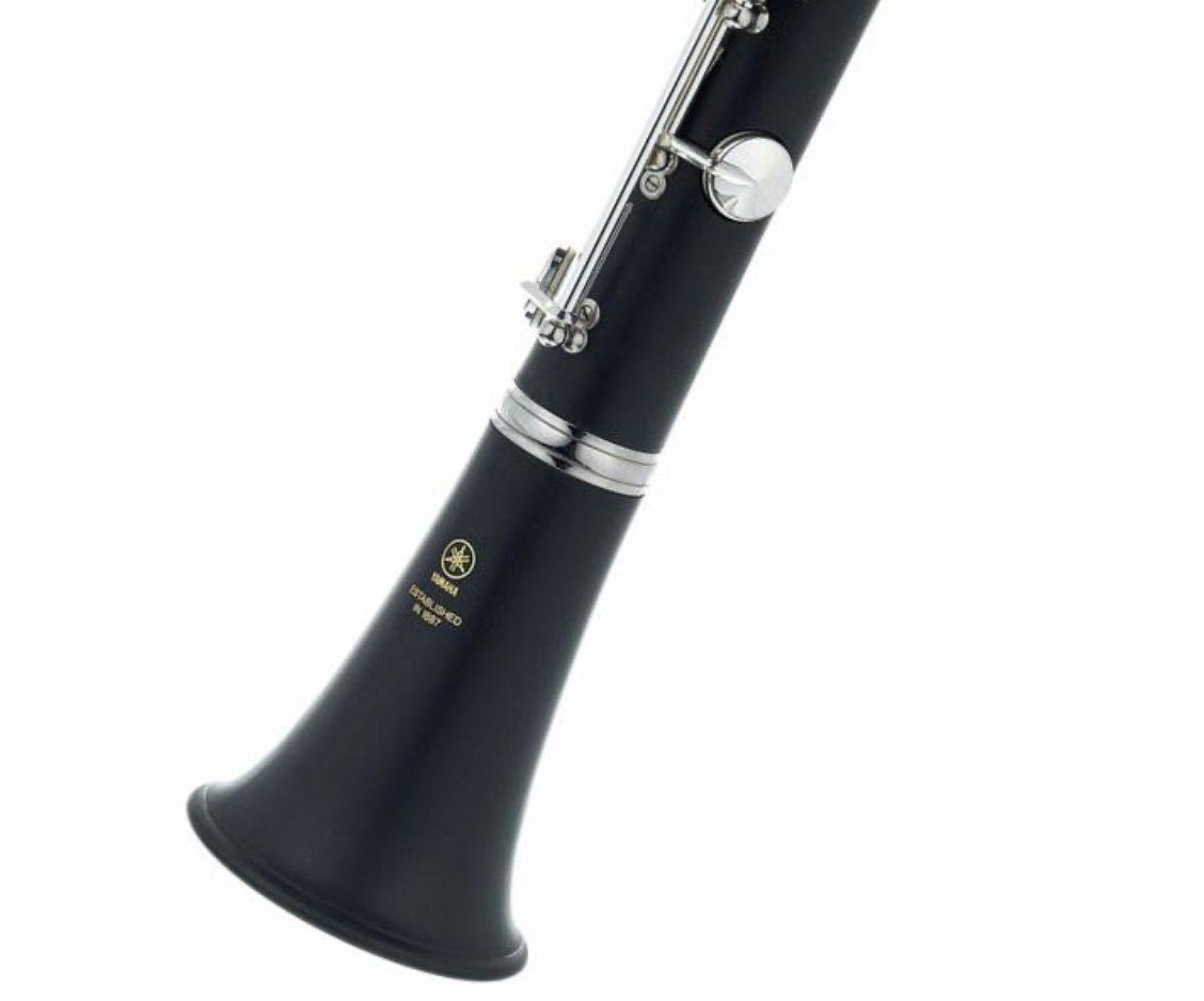 Yamaha Klarinette in Bb YCL 250 Schülermodell, Blechblasinstrument aus Messing mit Silberbeschichtung, auf einem weißen Hintergrund.