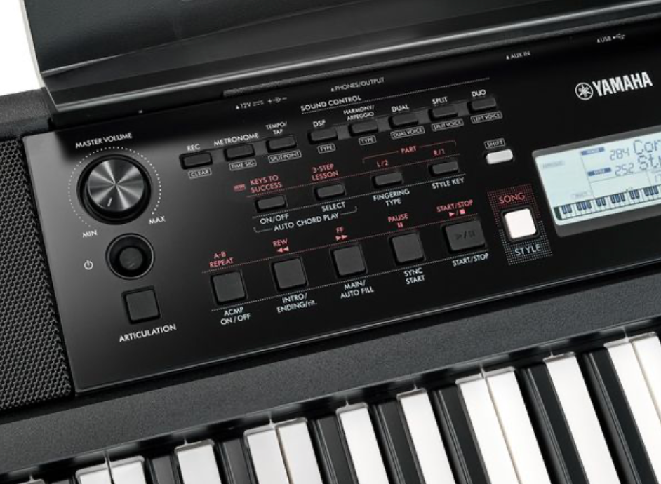 Yamaha Keyboard von Costa Instruments, gemietet in Berlin Prenzlauer Berg, auf einem Musikstudio-Tisch mit Kabeln und Lautsprechern.