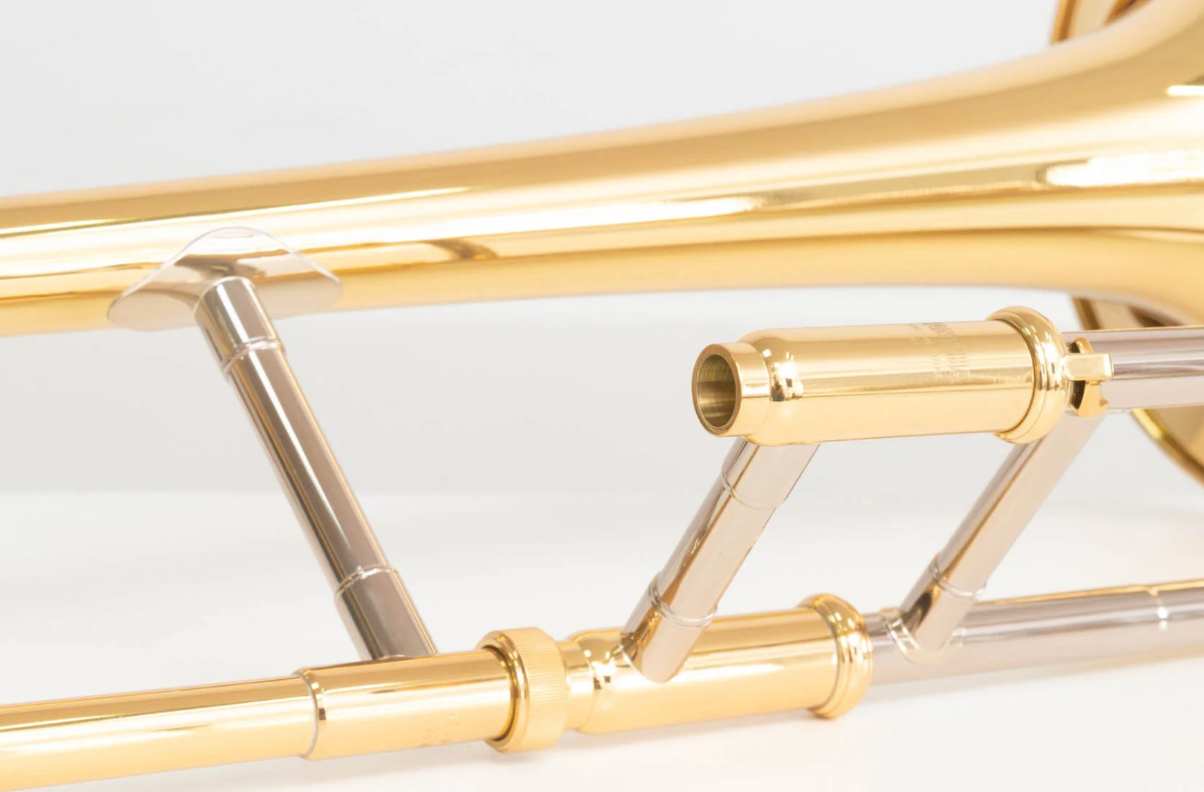 Yamaha YSL-354 Tenorposaune von Costa Instruments, Blechblasinstrument mit goldener Oberfläche und ergonomischer Bauweise