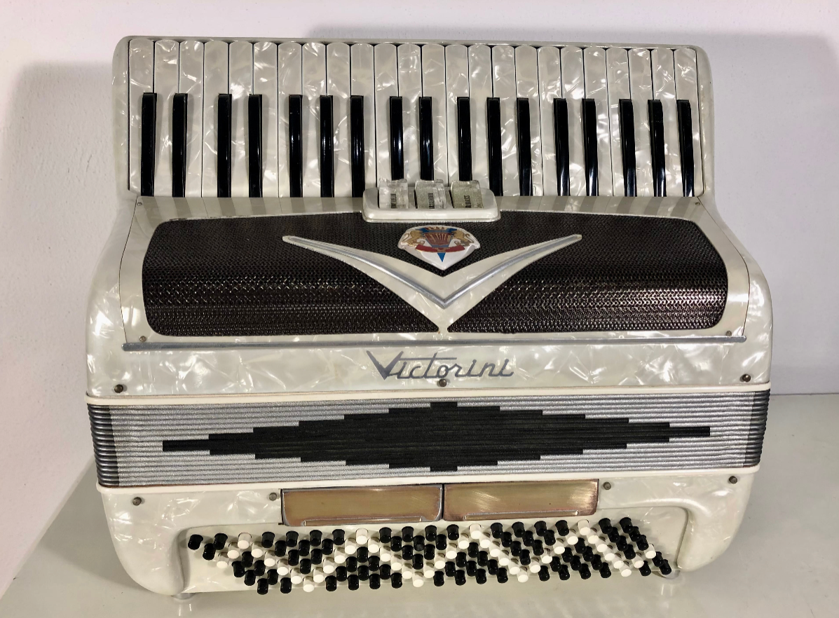 Weißes Akkordeon von Costa Instruments, Victorini Castelfidardo, 120 Bässe, 3 Register, leichtgewichtig, italienisches Design