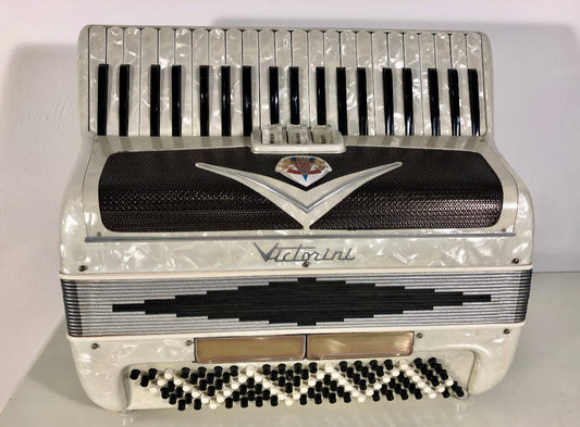 Weißes Akkordeon von Costa Instruments, Victorini Castelfidardo, 120 Bässe, 3 Register, leichtgewichtig, italienisches Design