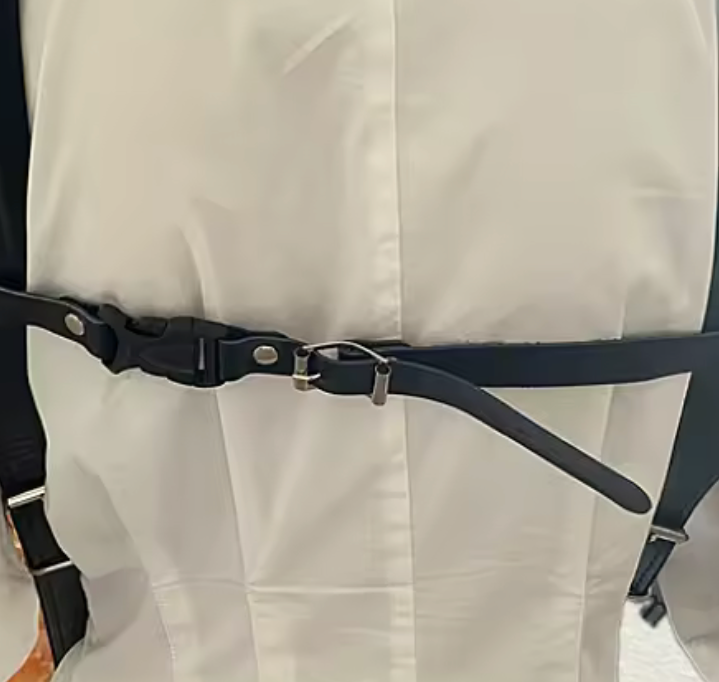 Schwarzer Echtleder-Tragegurt für Akkordeon, professionelles Accessoire von Costa Instruments, zeigt den strap und das Lederdesign.