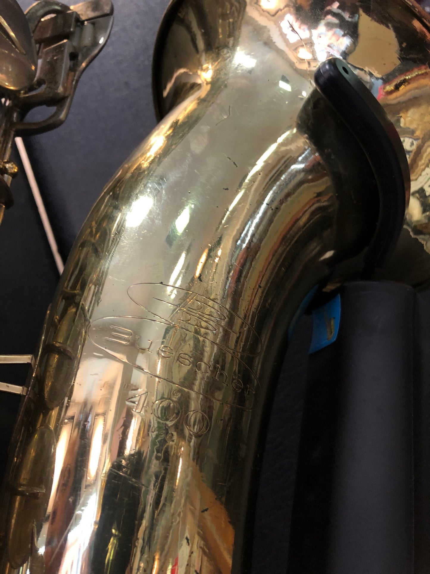 Costa Instruments Buescher 400 Tenorsaxophon, deutsches Tenorsaxophon mit Garantie, sichtbar mit goldener Oberfläche und Griffen.