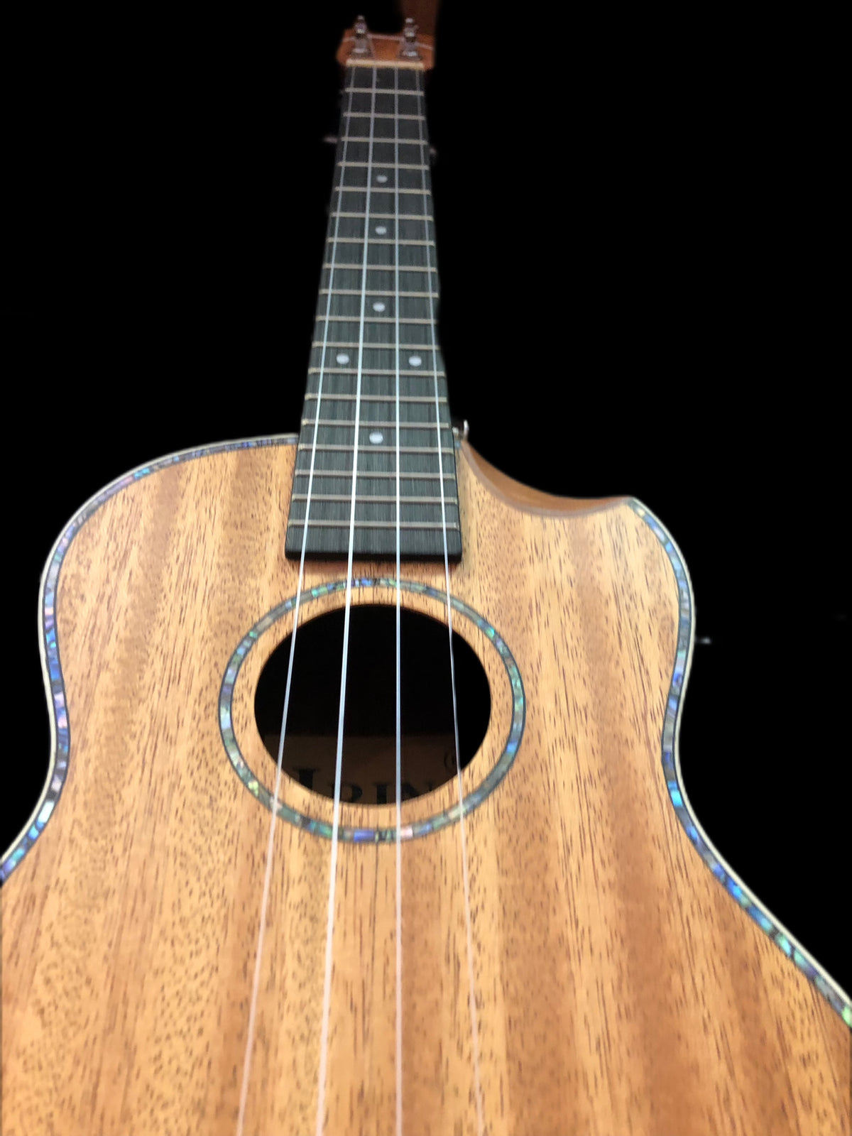 Mahagonitenor-Ukulele 26 Zoll von Costa Instruments mit Taschen, detailreiche Ansicht des Saiteninstruments
