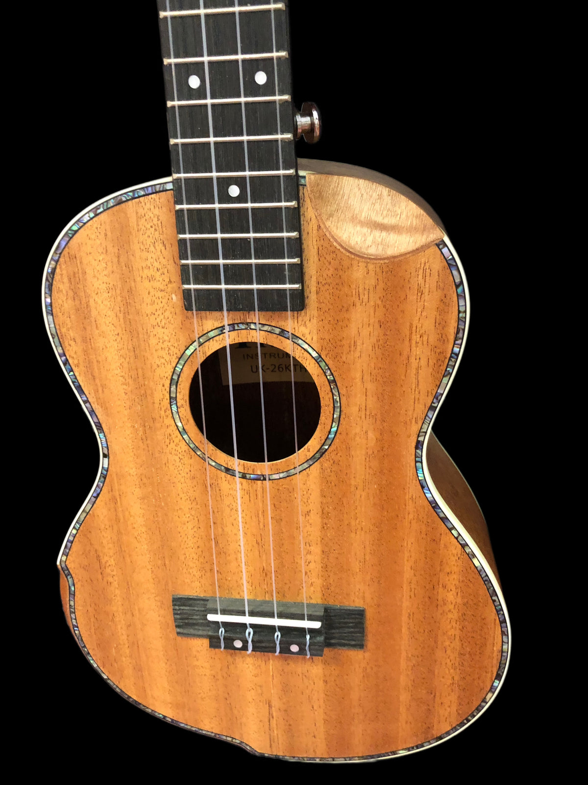 Tenor Ukulele 26 Zoll aus Mahagoni von Costa Instruments mit Tasche, nahes Bild des Saiteninstruments.