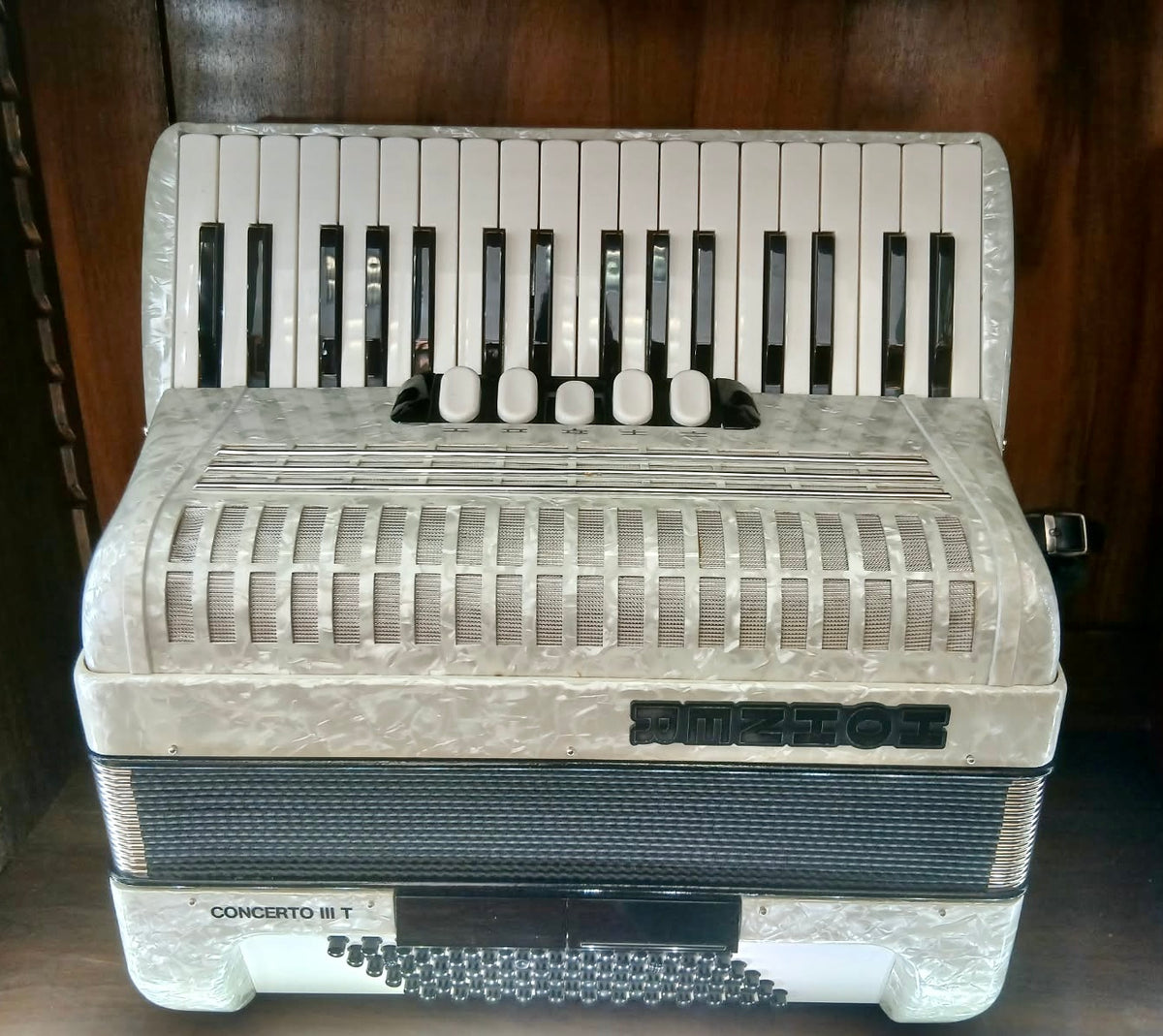 Hohner Akkordeon Weiss CONCERTO III T Perlmutt mit 5 Registern, in Top-Zustand, mit Koffer, von Costa Instruments