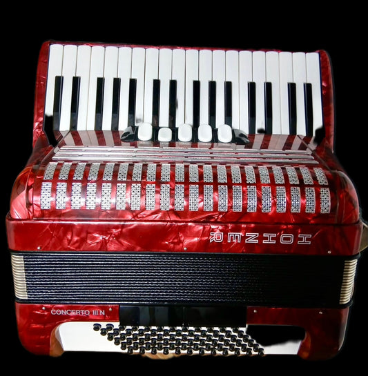 Hohner Concerto III N Rot Akkordeon im Koffer, detailreiche Ansicht mit Griffen und Tasten, hochwertige Musikinstrumente.