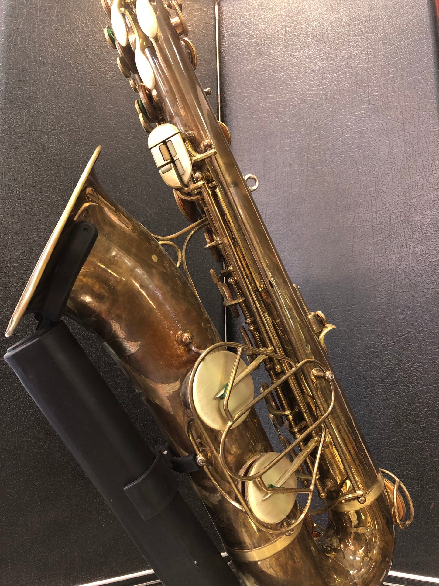 Goldenes Tenorsaxophon Martin Committee mit Blumenmuster, von Costa Instruments, detailreiche Ansicht des Instruments.