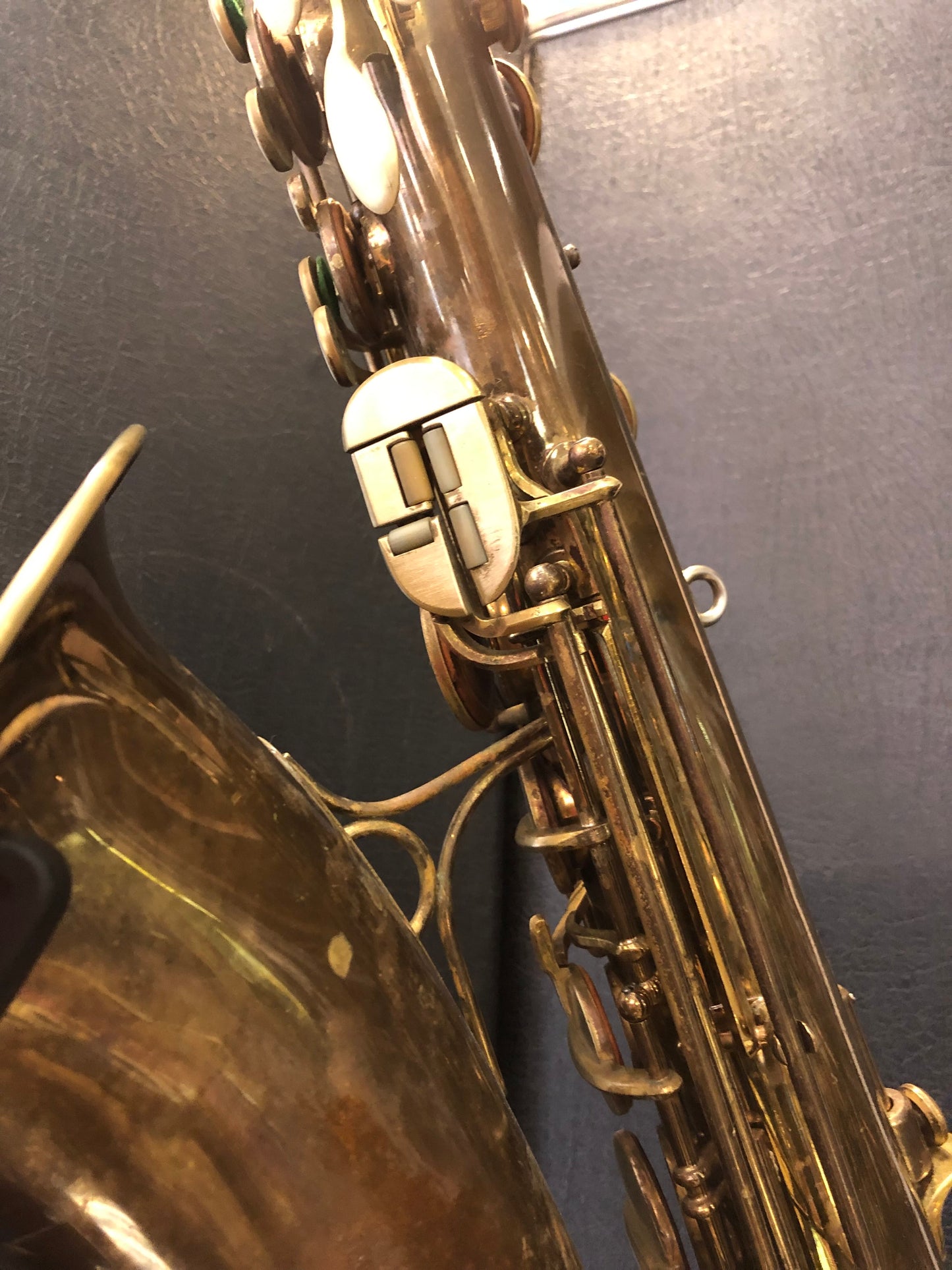 Goldenes Tenorsaxophon Martin Committee mit Blumen-Design von Costa Instruments, detailreiche Ansicht, inklusive Garantie.