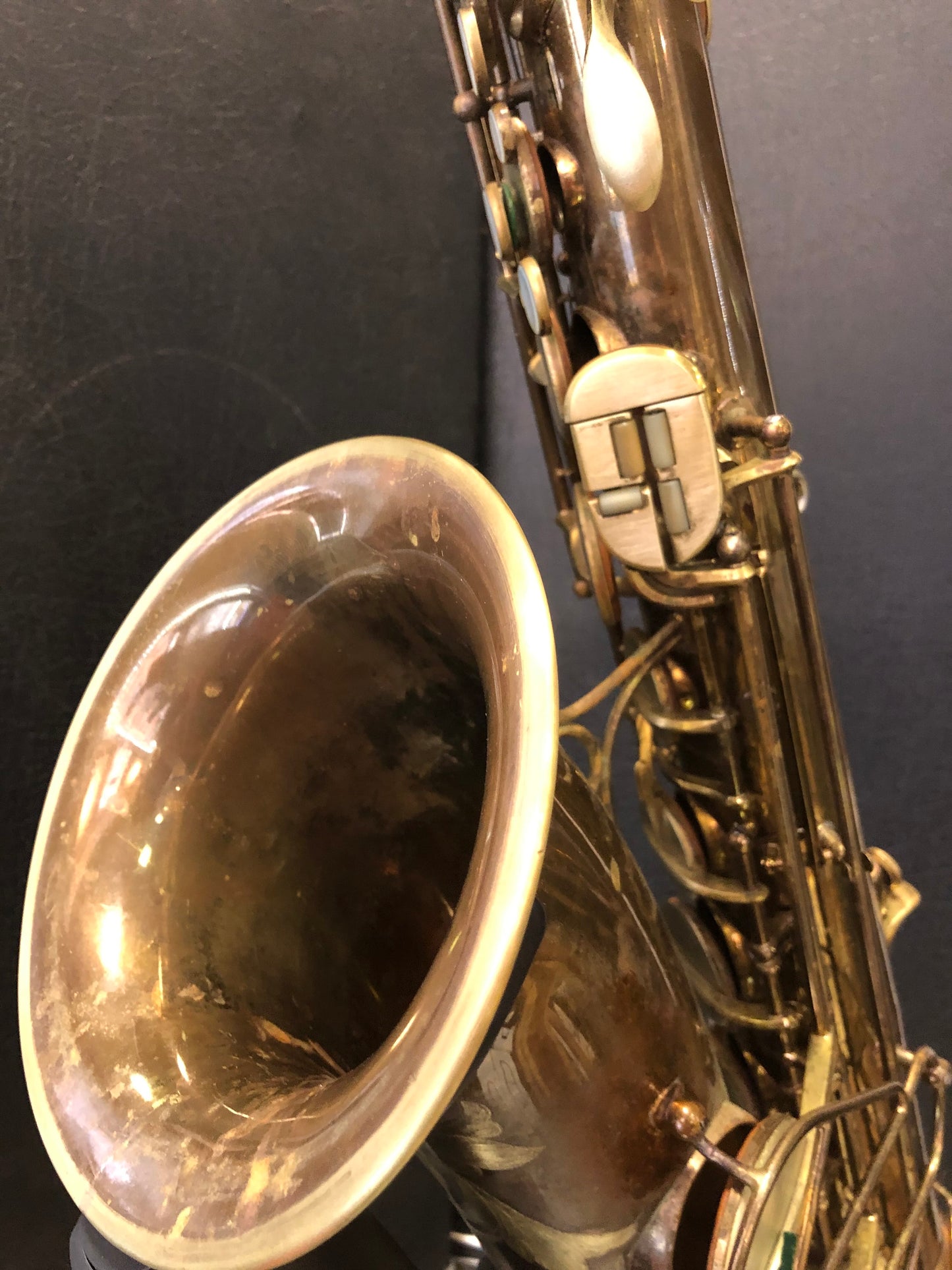 Goldenes Tenorsaxophon Martin Committee mit Blumen-Design von Costa Instruments, detailreiche Ansicht des Musikinstruments