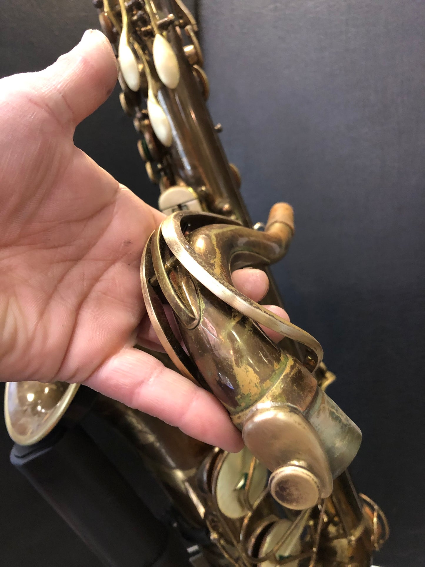 Goldenes Tenorsaxophon Martin Committee mit Blumenmuster, von Costa Instruments, detailreiche Ansicht des Instruments.