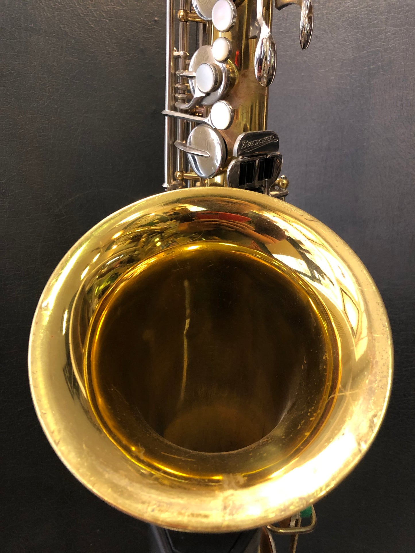 Tenorsaxophon Buescher Aristocrat von Costa Instruments, aus den USA, mit goldener Oberfläche und detaillierten Klappen.