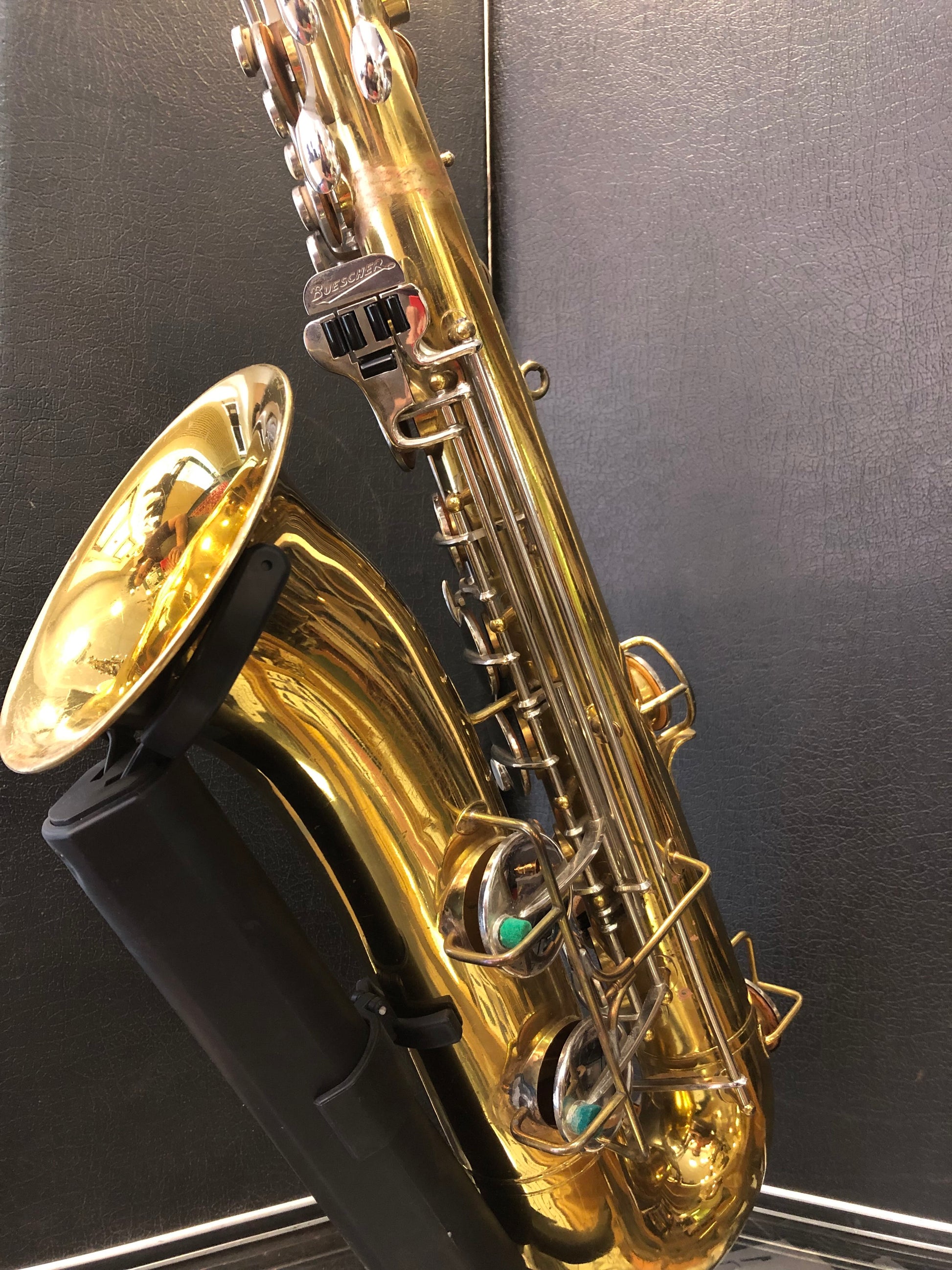 Hochwertiges Buescher Aristocrat Tenorsaxophon von Costa Instruments, glänzendes amerikanisches Tenorsaxophon, Detailaufnahme