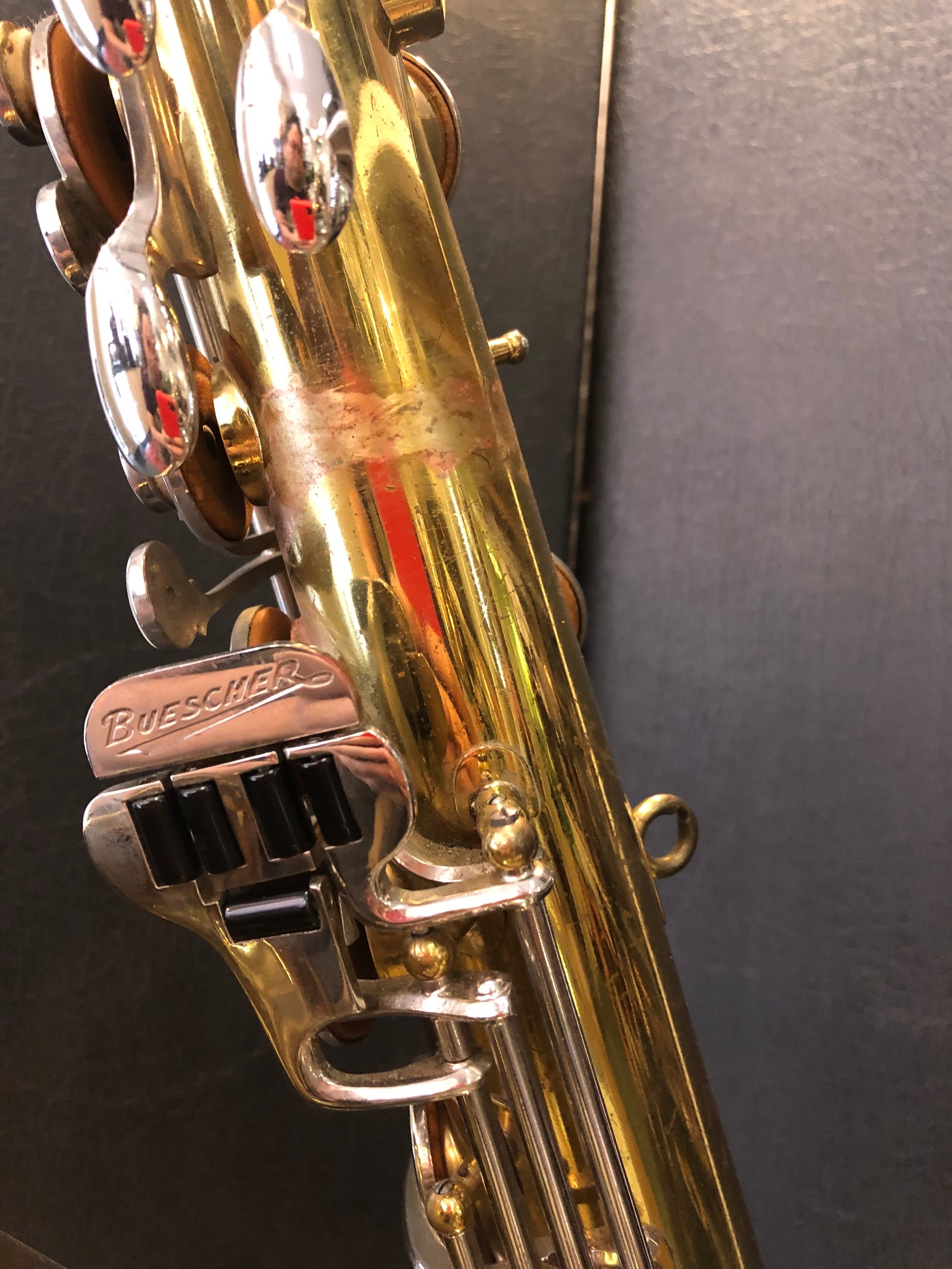 Helles Buescher Aristocrat Tenorsaxophon aus den USA, detailed Blick auf das goldene Saxophon von Costa Instruments.