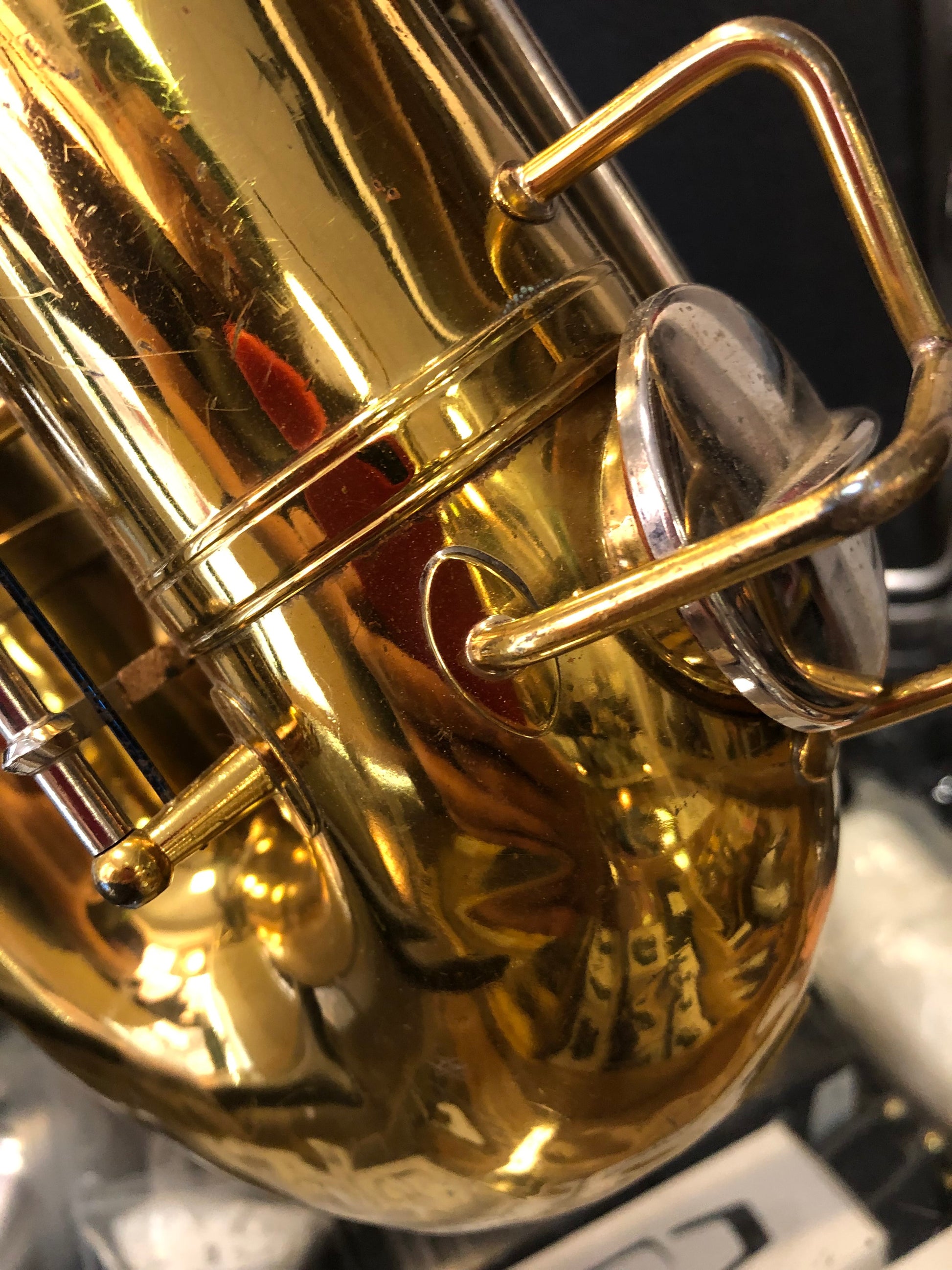 Helles Buescher Aristocrat Tenorsaxophon von Costa Instruments, Detailaufnahme des US-amerikanischen Tenorsaxophons