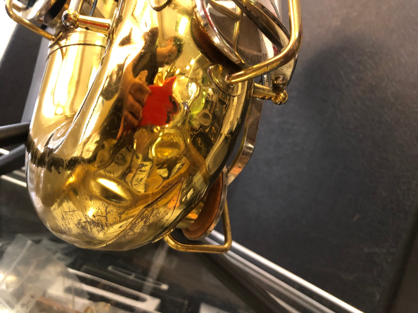 Tenorsaxofon Buescher Aristocrat von Costa Instruments, USA, mit goldener Oberfläche und detailreicher Handwerkskunst.